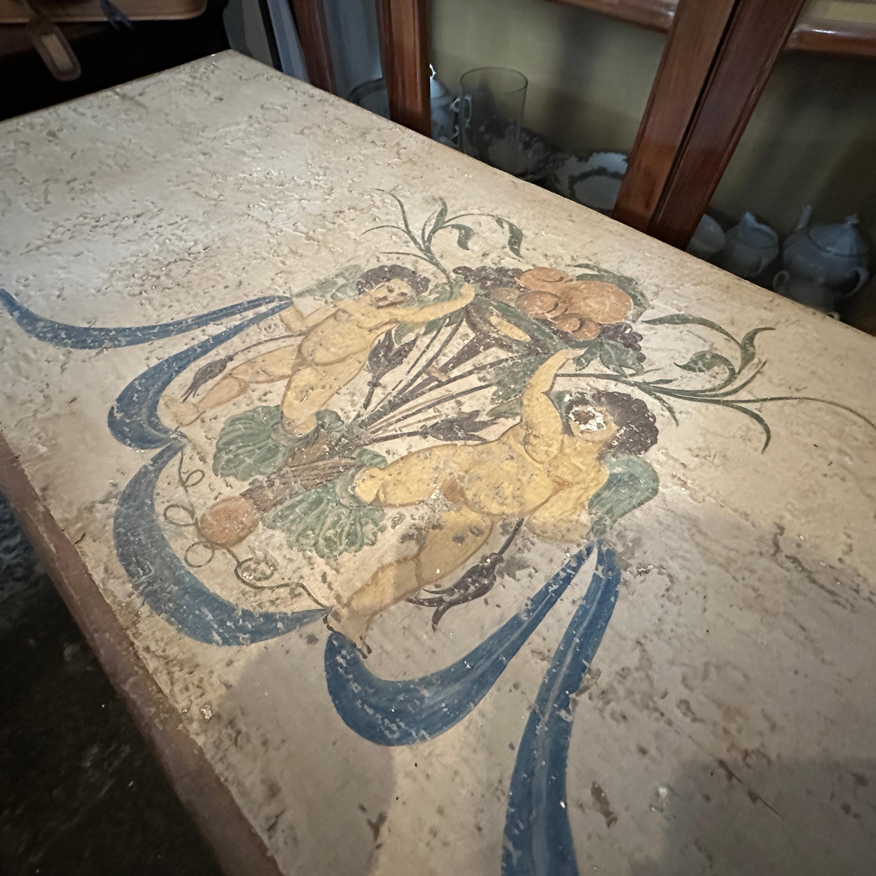 Coffre sicilien du 19ème siècle en bois laqué décoré d'anges en vente 2