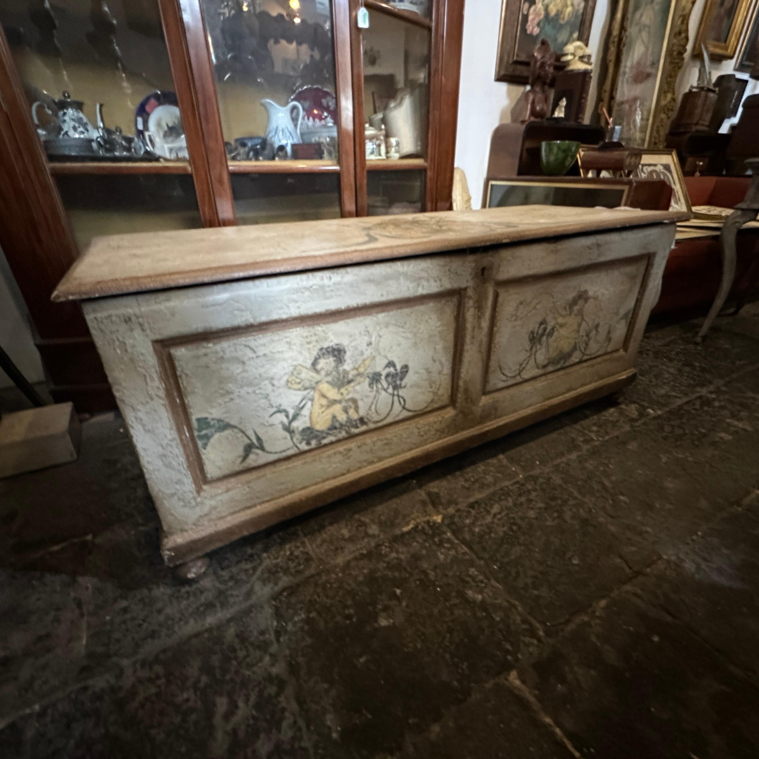 Hand-Crafted 19th Century Sicilian Blanket Chest in Lacquered Wood with Angels Decoration For Sale