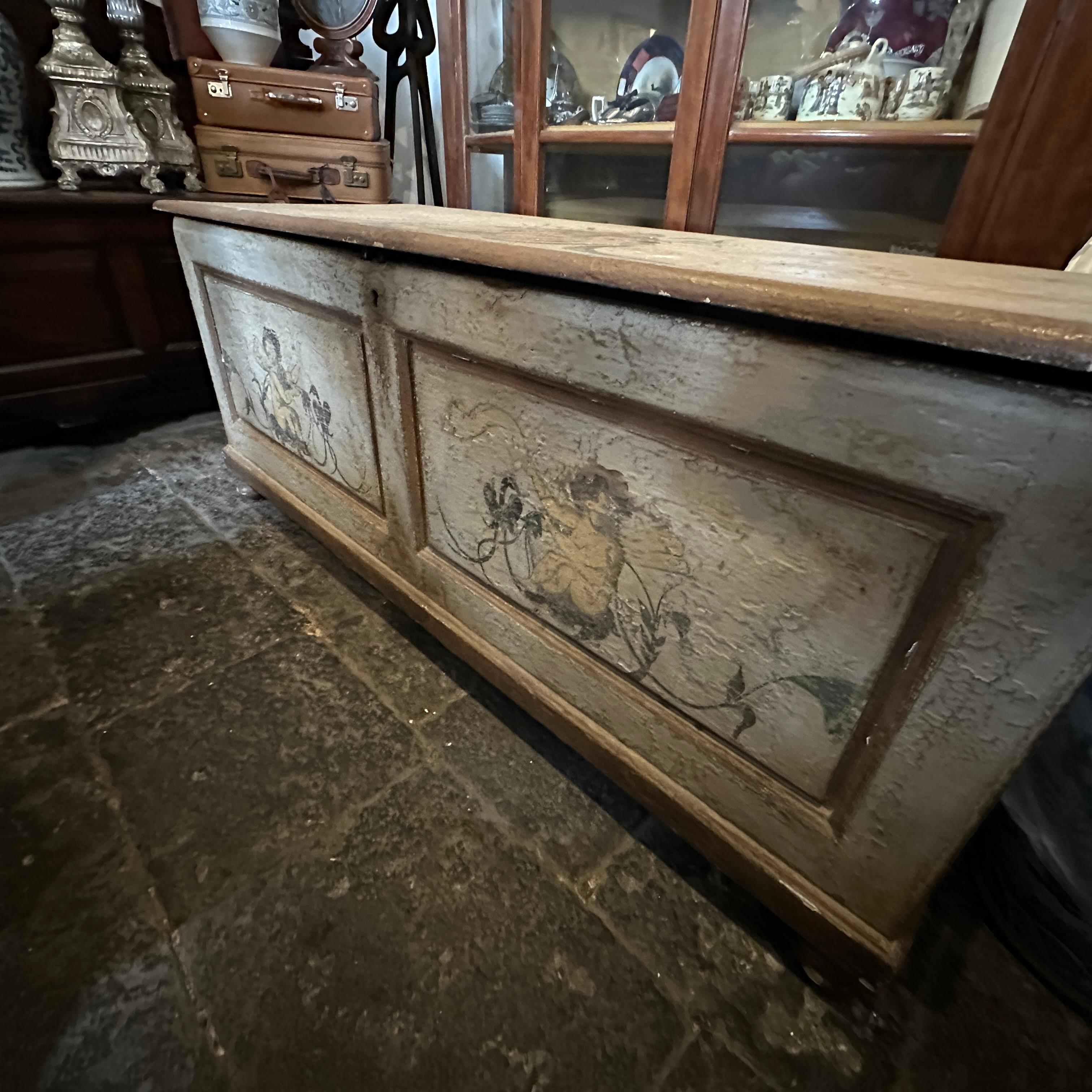 Coffre sicilien du 19ème siècle en bois laqué décoré d'anges en vente 1