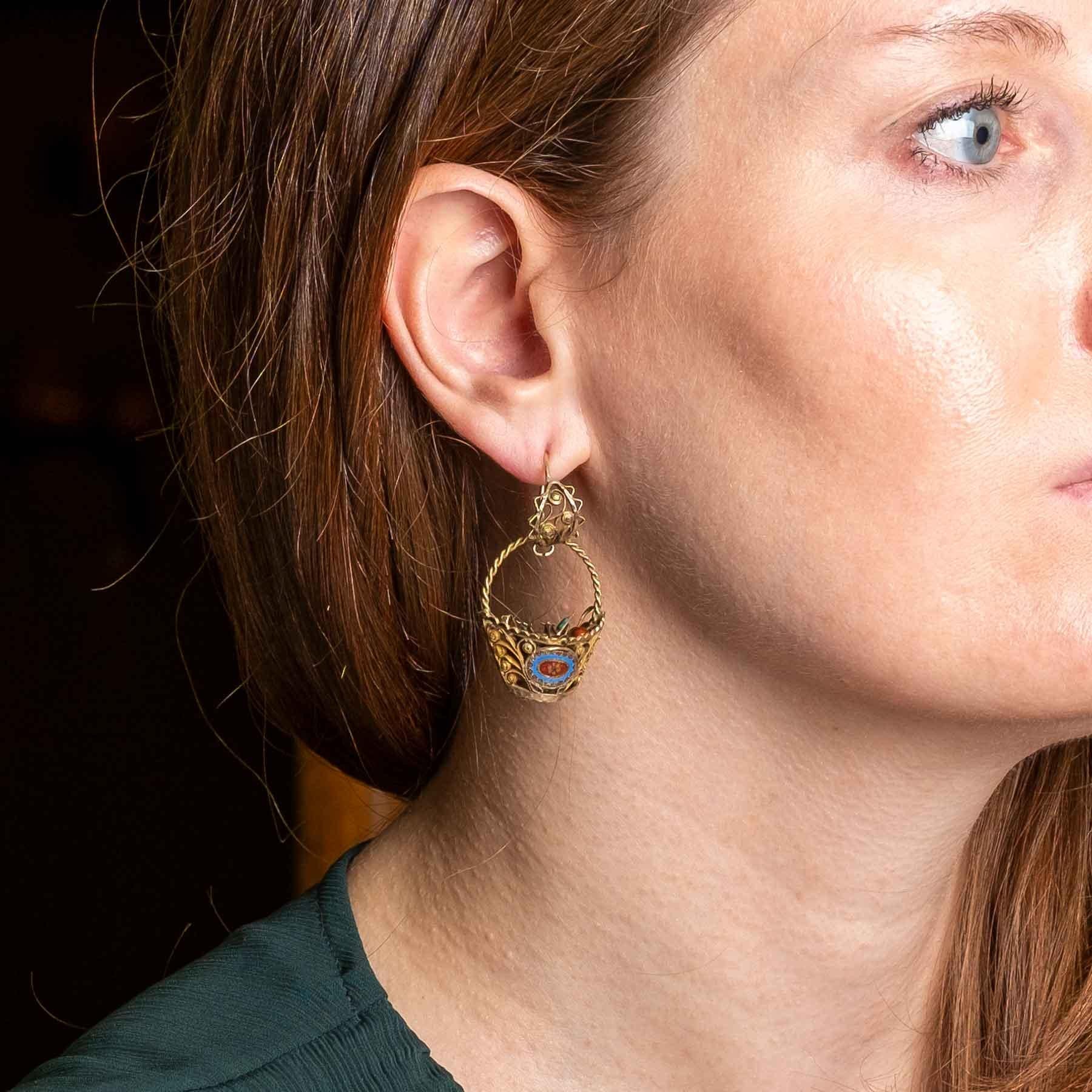 Orecchini siciliani del XIX secolo in oro 12 carati e smalto - Design/One floreale In condizioni buone in vendita a Milano, MI