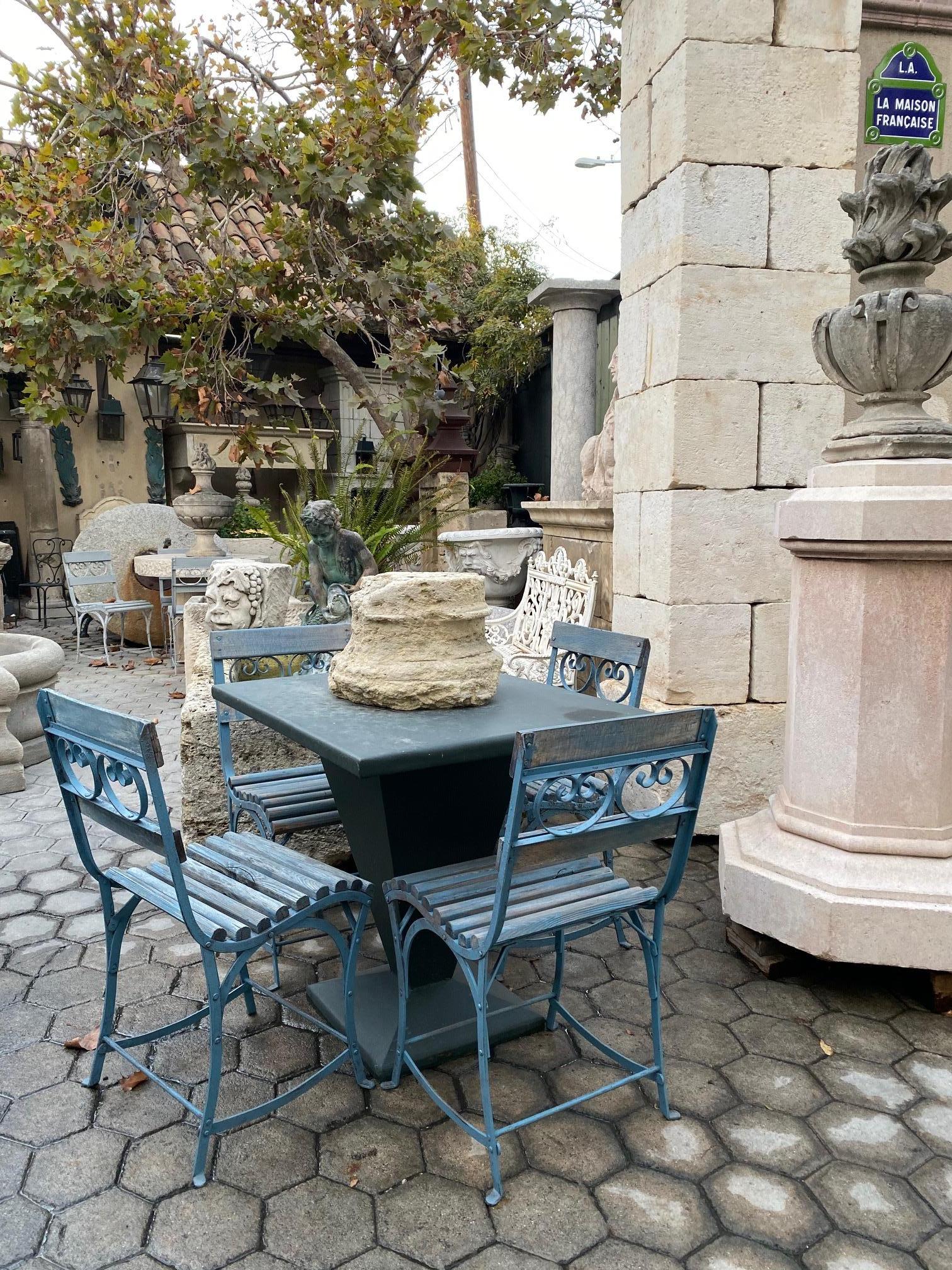 Schöne 19. Jahrhundert Seite Garten Terrasse Eisen Metall und geschnitztem Holz Stühle mit alten Farbe Möbel, von der Hippodrom Pferderennbahn in Paris, Frankreich. Wir haben insgesamt 8 in blauer Farbe, haben wir einige in der grauen und gelben