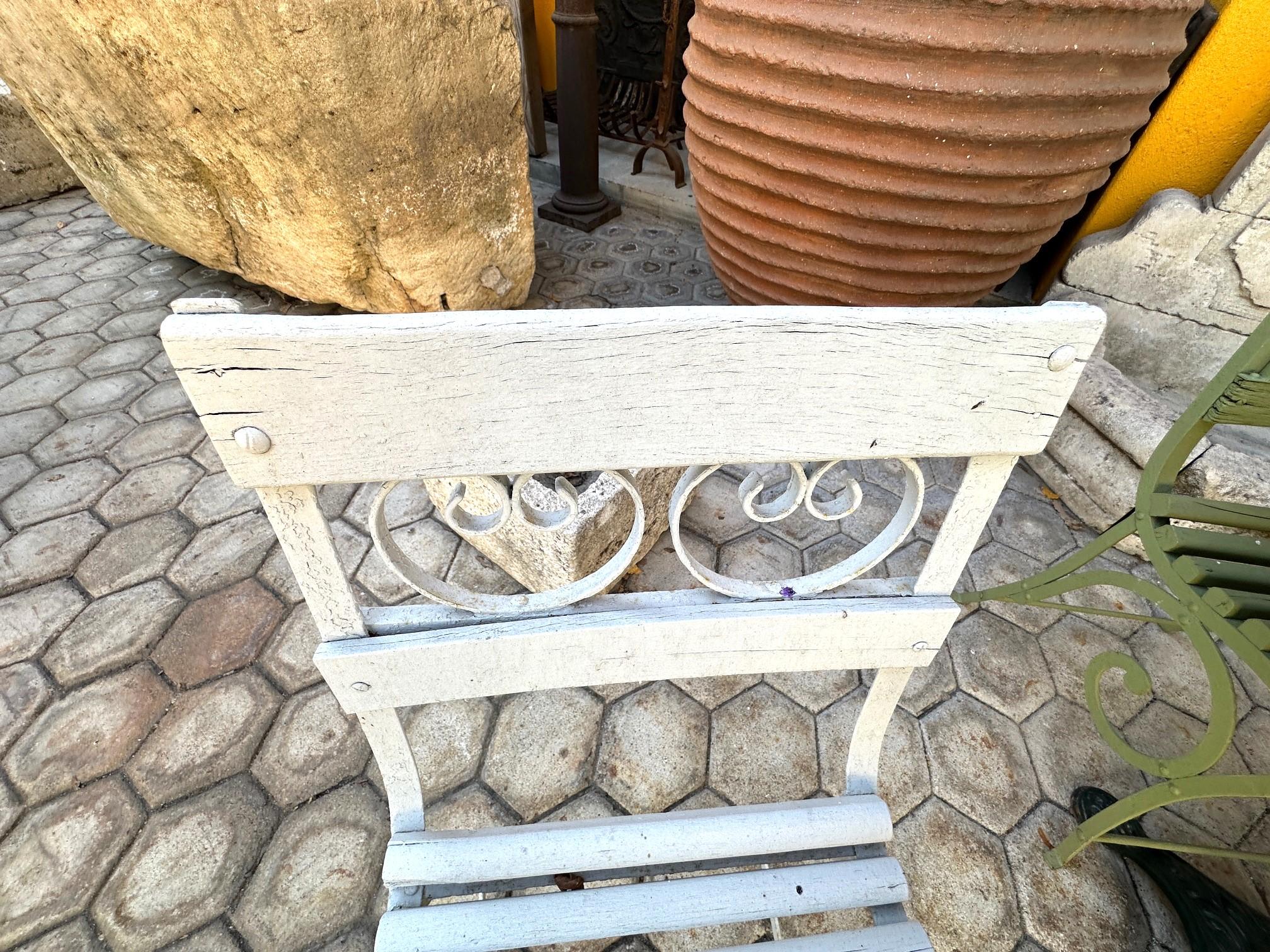 Tavolo da giardino fatto a mano del XIX secolo Sedie Mobili Ferro e Wood Antico, LA . Bellissimo patio da giardino laterale di fine '800 in ferro metallo  e sedie in legno intagliato con mobili in vernice antica, provenienti dall'ippodromo di