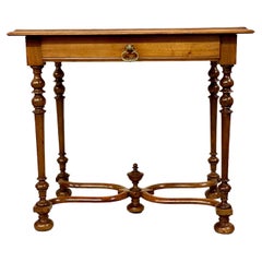 Table d'appoint du 19e siècle avec tiroir en frise et pieds tournés en balustre