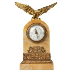 Horloge de bureau ou de voyage de style Empire en marbre de Sienne du 19ème siècle