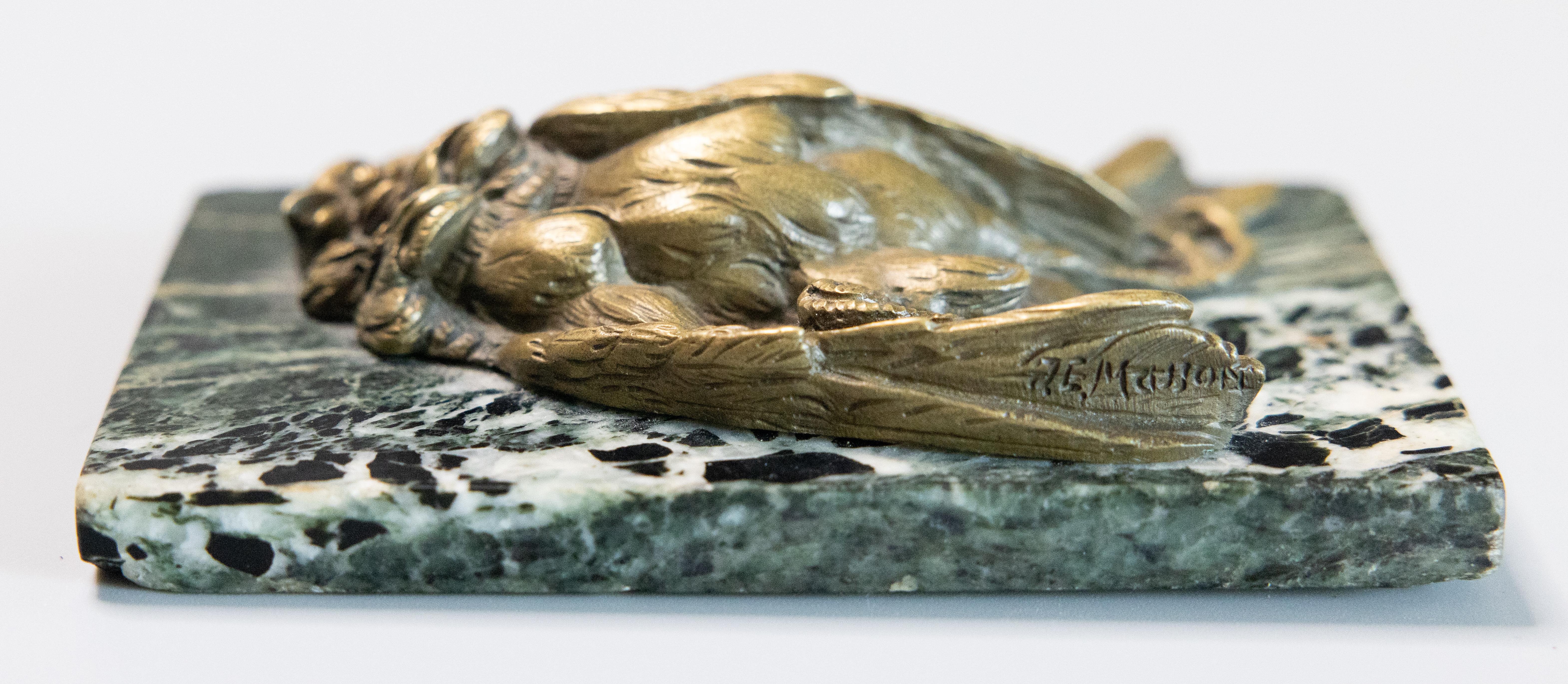 Antico fermacarte/trofeo di caccia per passeri feriti del XIX secolo in bronzo dorato cesellato, firmato J. E. Masson. Jules Edmond Masson (1871-1932), nato da Clovis Edmond Masson, è stato uno scultore molto apprezzato della scuola parigina, famoso