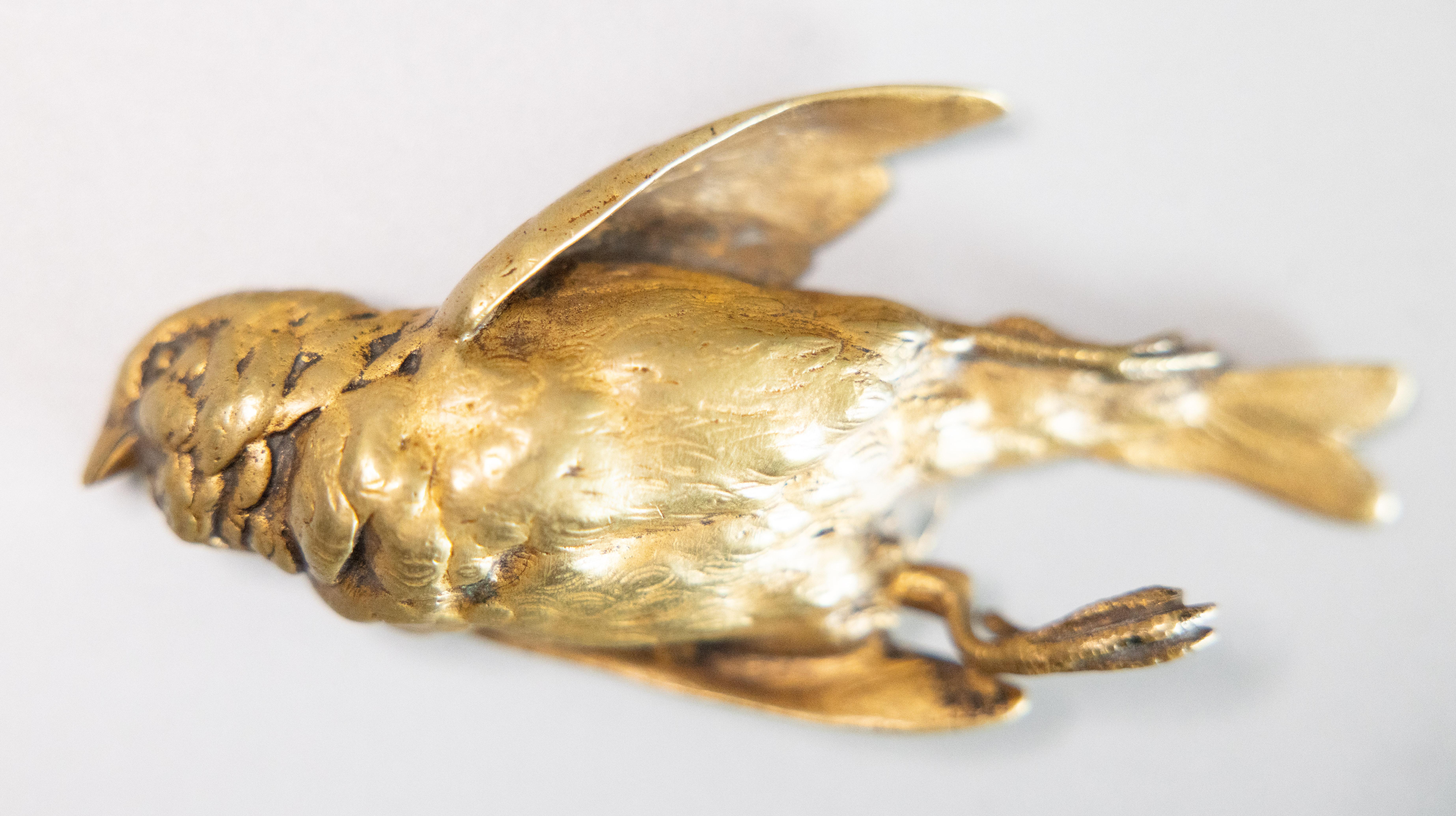 Presse-papier/ trophée de chasse en bronze ciselé et doré en forme de moineau blessé, signé Paul Comolera (1818-1897). Coulée dans la célèbre fonderie Susse Frères, avec la marque correspondante. Provenant d'un collectionneur français.