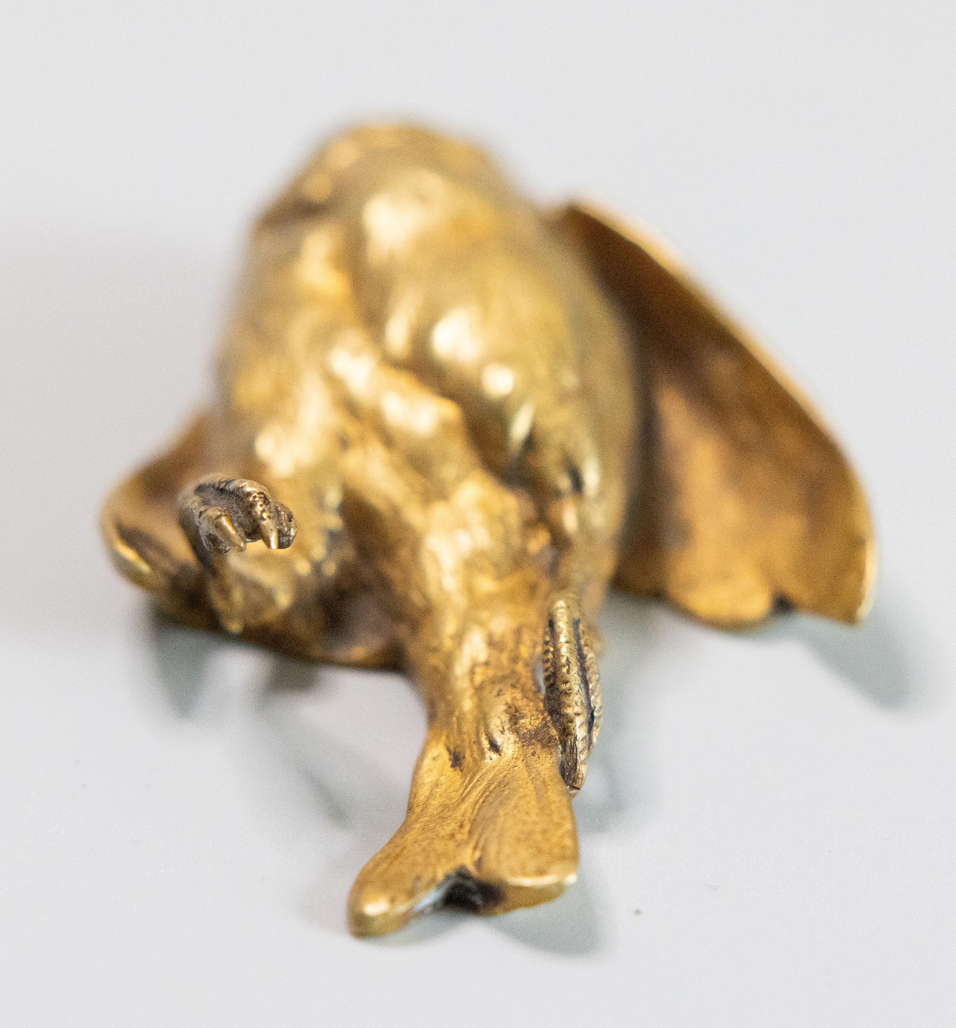 Bronze Oiseau blessé en bronze doré signé du XIXe siècle, Paul Comolera en vente