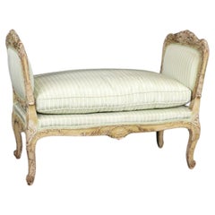 Banc de fenêtre Louis XV sculpté blanchi du 19ème siècle signé Maison Jansen 