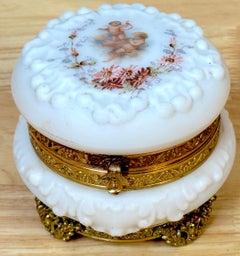 Boîte de table à motif Putti en verre opale Wavecrest signée du 19ème siècle