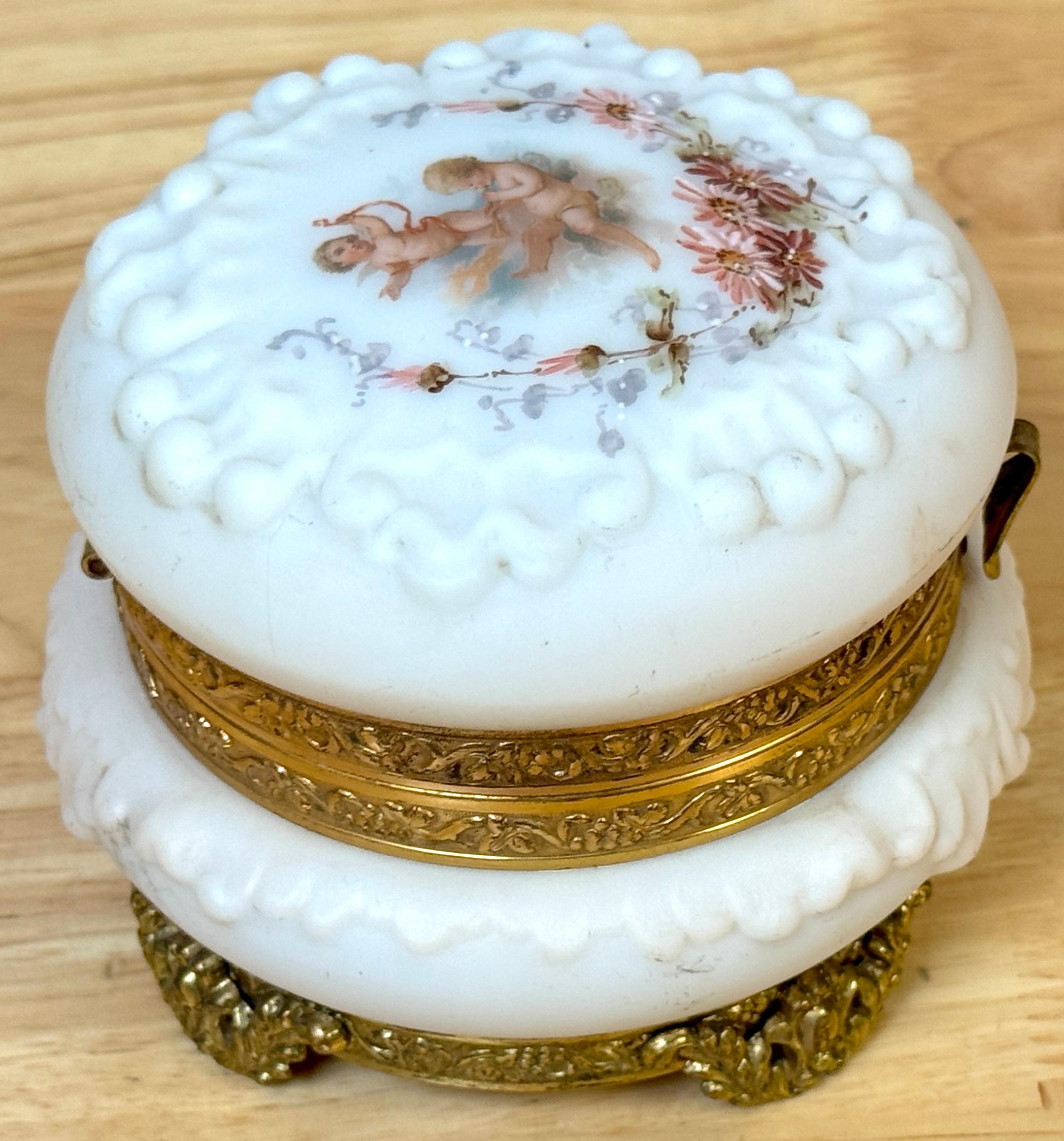 Caja de sobremesa de cristal opalino con motivo Putti del siglo XIX firmada por Wavecrest en Bueno estado para la venta en West Palm Beach, FL