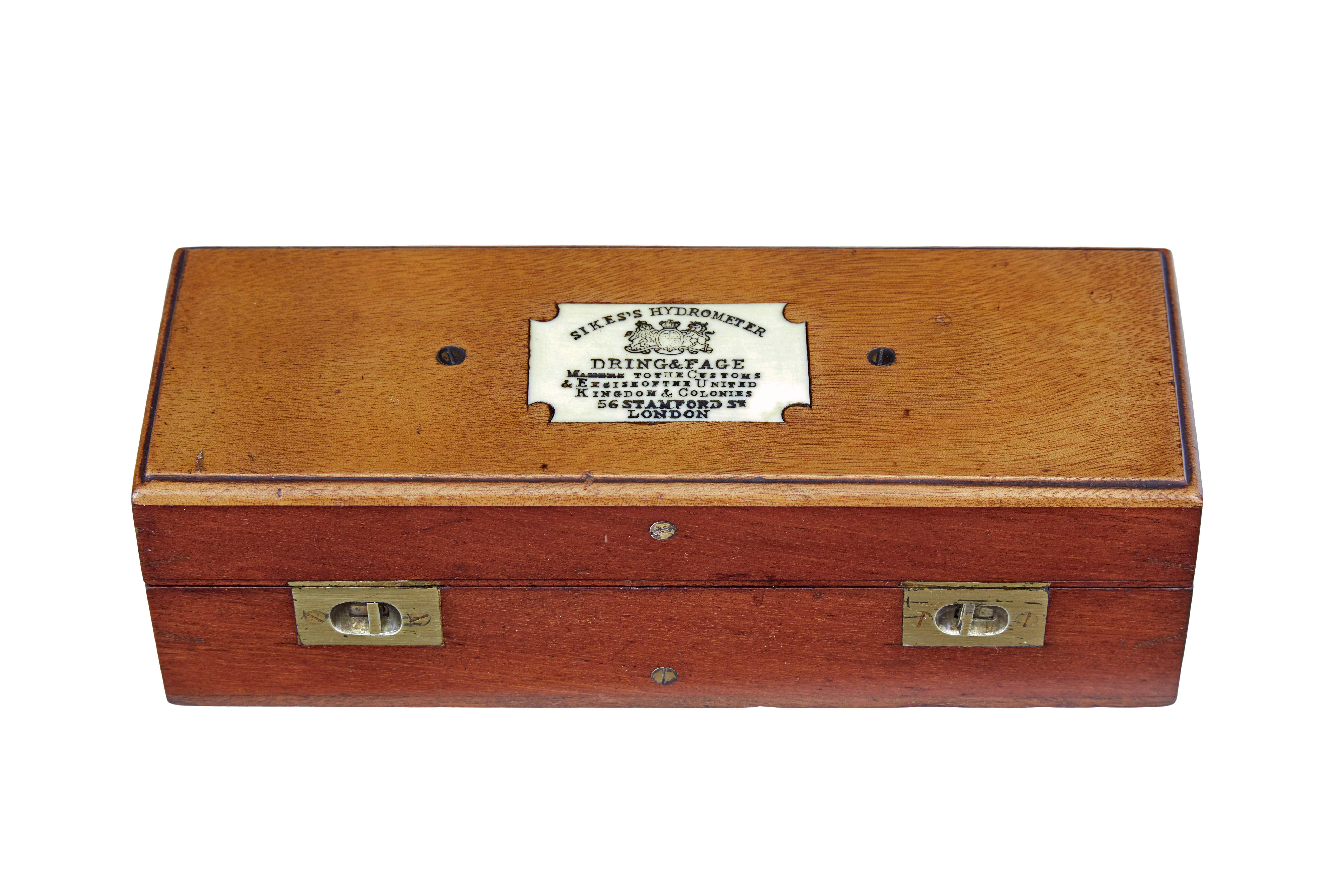 Set di idrometri Sikes del XIX secolo, circa 1890.

Di buona qualità, presentato in una scatola di mogano, con fermi in ottone.

Sul cartiglio è riportata l'etichetta 'sike's hydrometer' e l'indirizzo 56 stamford street london england.  Questi