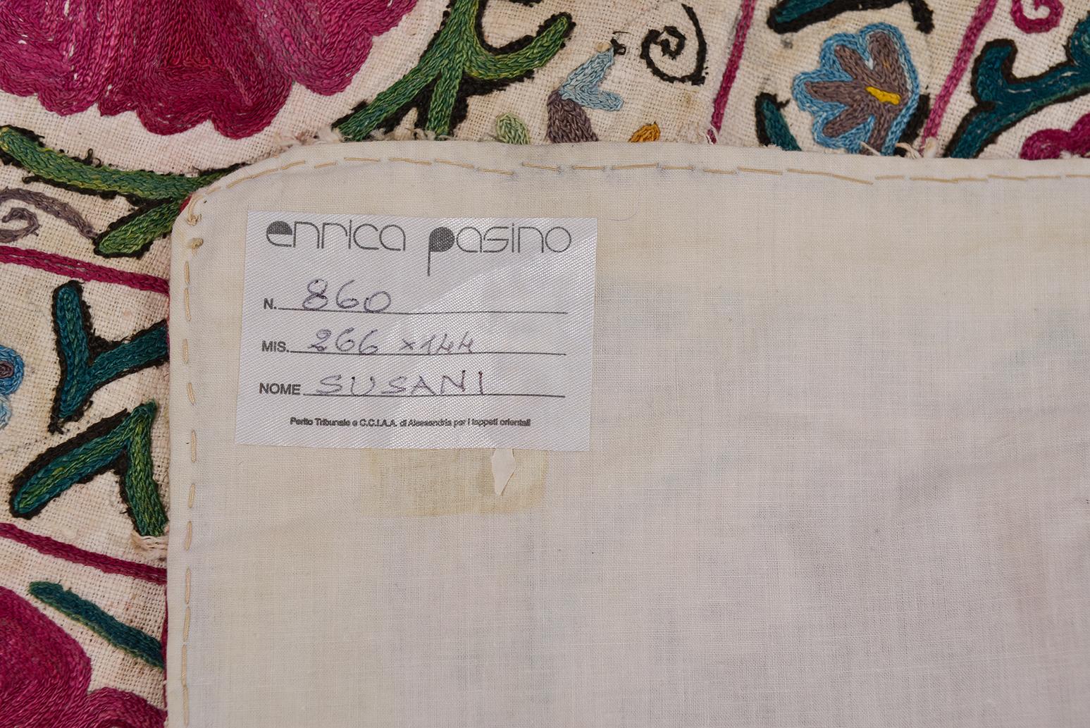 Autre  Rare soie brodée ancienne Suzani de la collection privée en vente