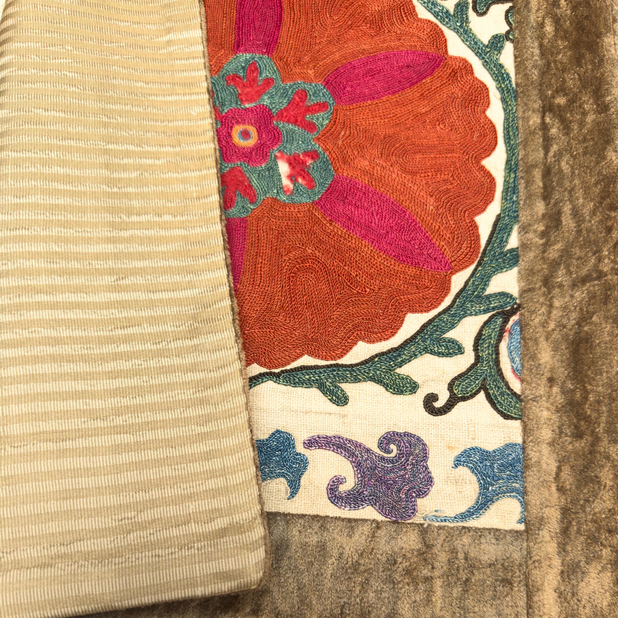 Altro Cuscino Suzani in seta di Bukhara del XIX secolo con rifiniture in velluto in vendita