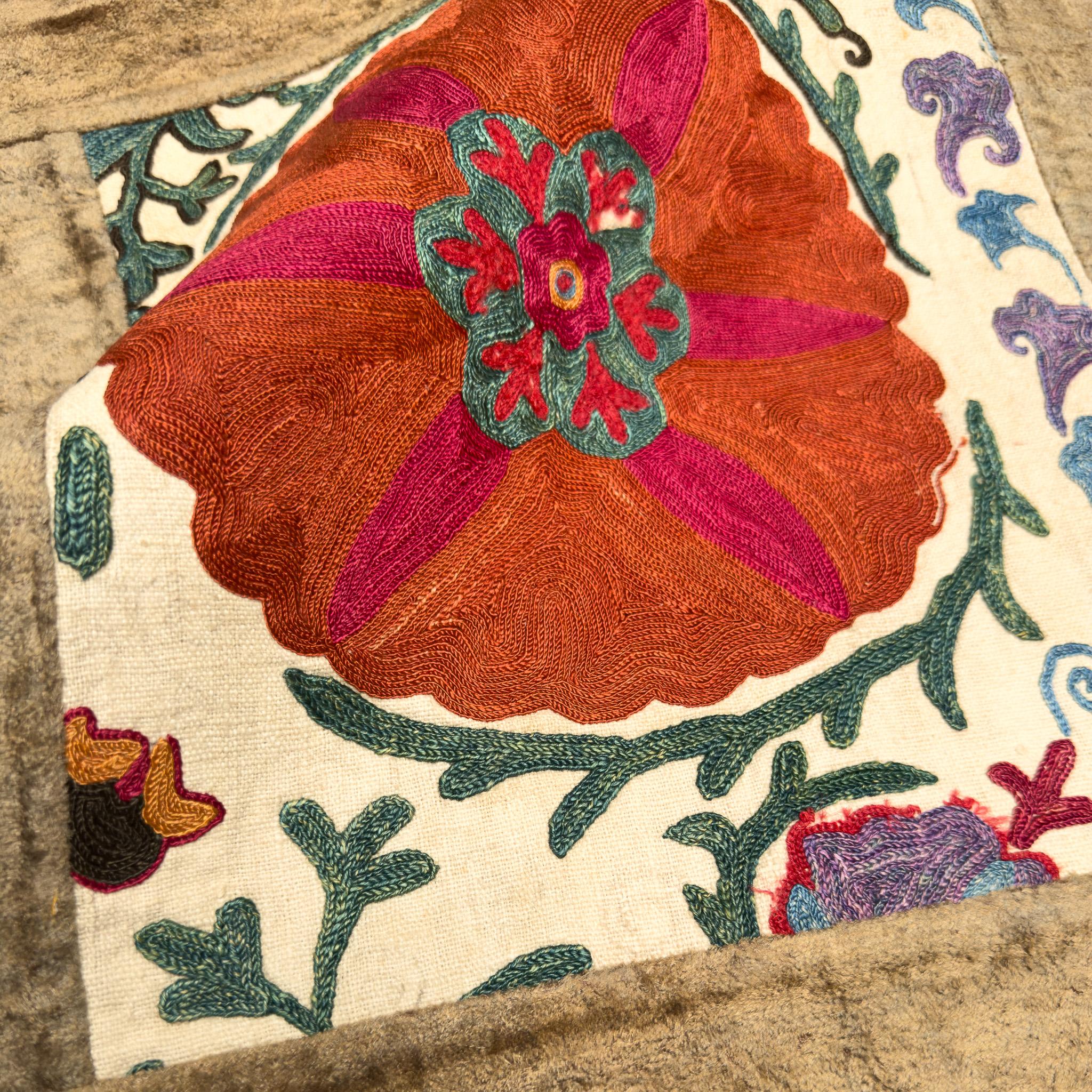 Turco Cuscino Suzani in seta di Bukhara del XIX secolo con rifiniture in velluto in vendita