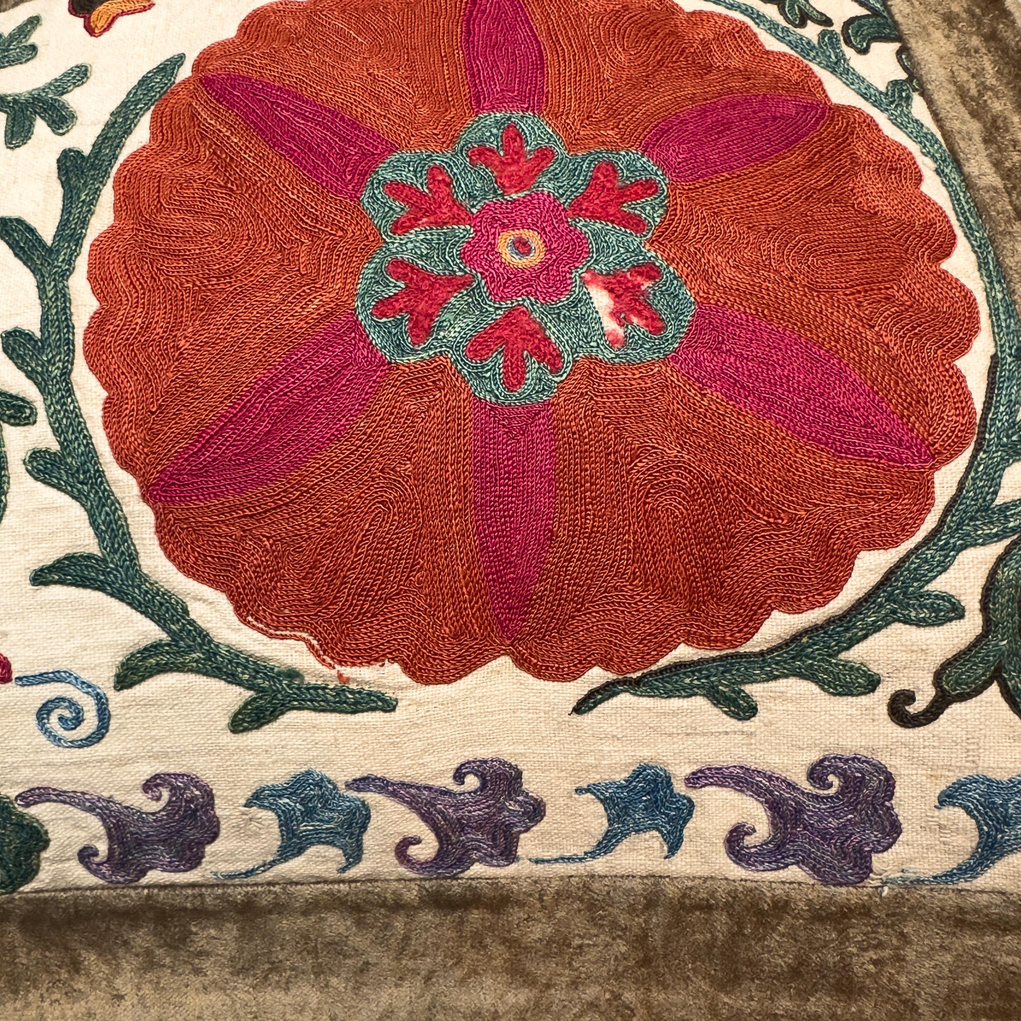 Cuscino Suzani in seta di Bukhara del XIX secolo con rifiniture in velluto In condizioni discrete in vendita a 中央区, JP