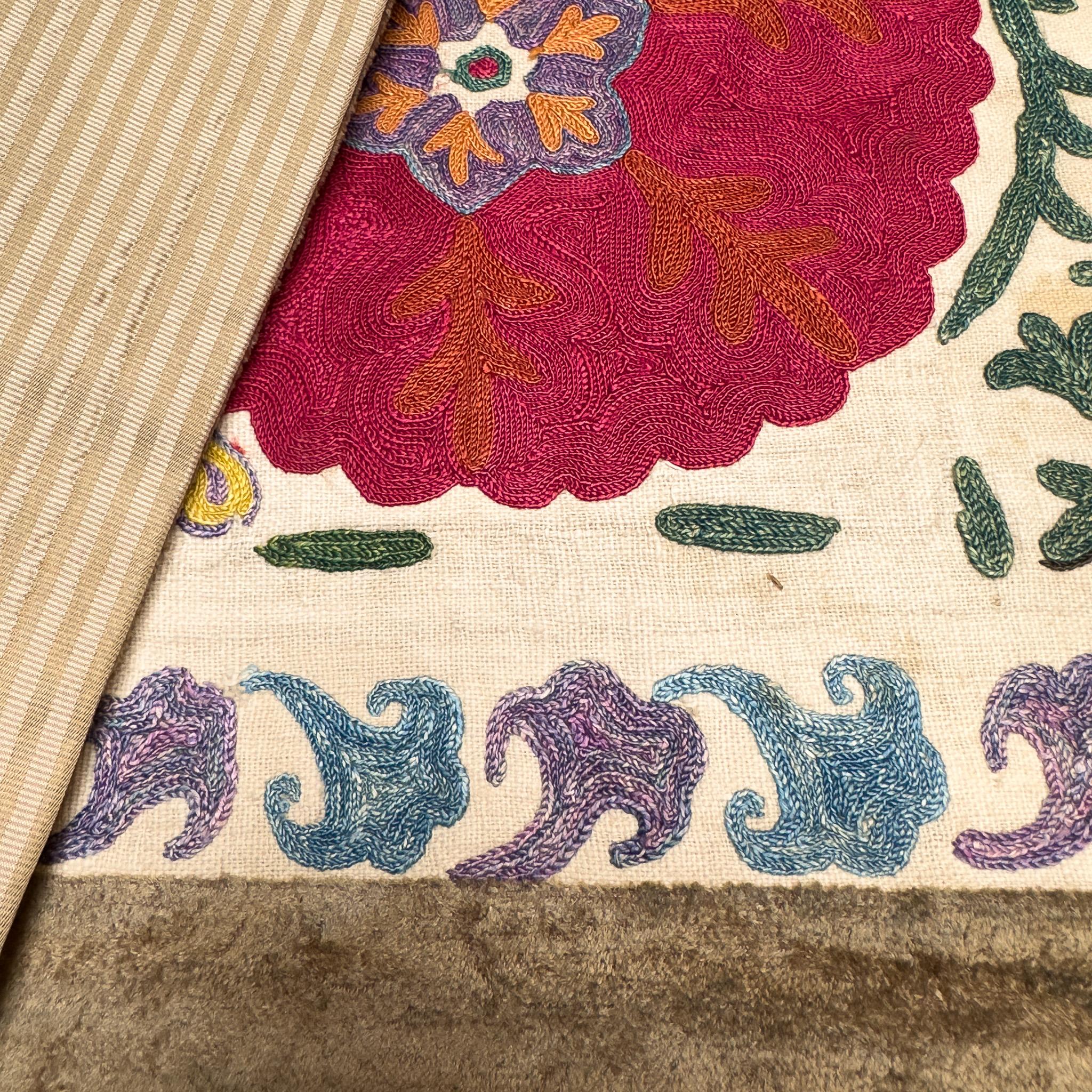 19th-Century Silk Suzani Pillow from Bukhara with Velvet Trim In condizioni discrete in vendita a 中央区, JP