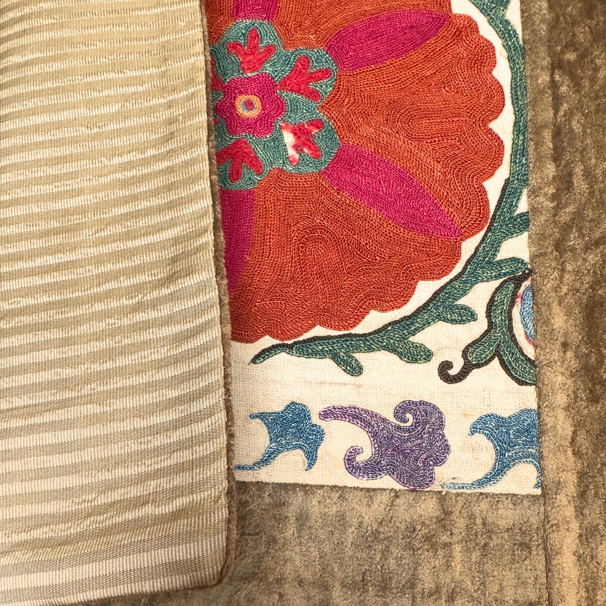 XXI secolo e contemporaneo Cuscino Suzani in seta di Bukhara del XIX secolo con rifiniture in velluto in vendita
