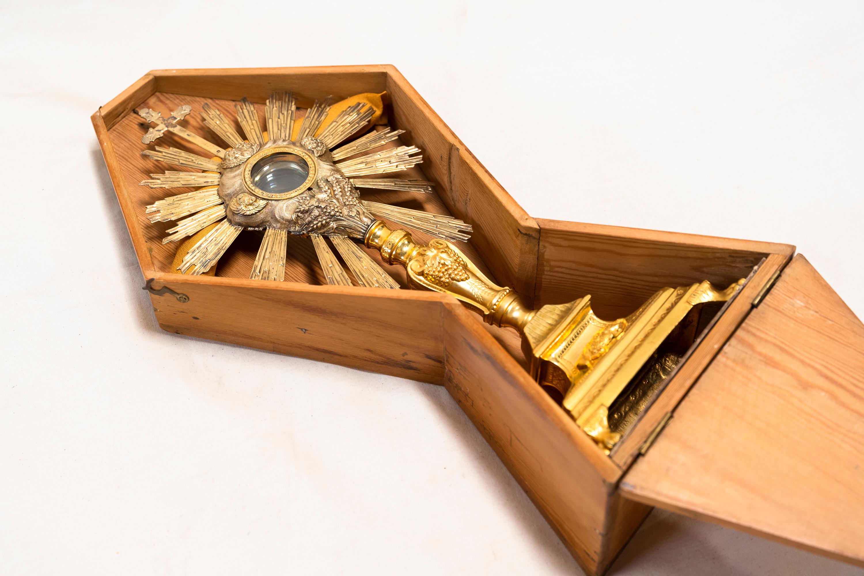 Monstrance aus Silber und Gold des 19. Jahrhunderts mit Reisekoffer im Zustand „Gut“ im Angebot in Ross, CA