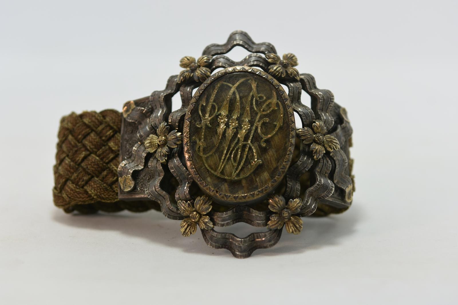 silber- und Vermeil-Armband des 19. Jahrhunderts mit goldenen Initialen (Ziegenhaar) im Angebot