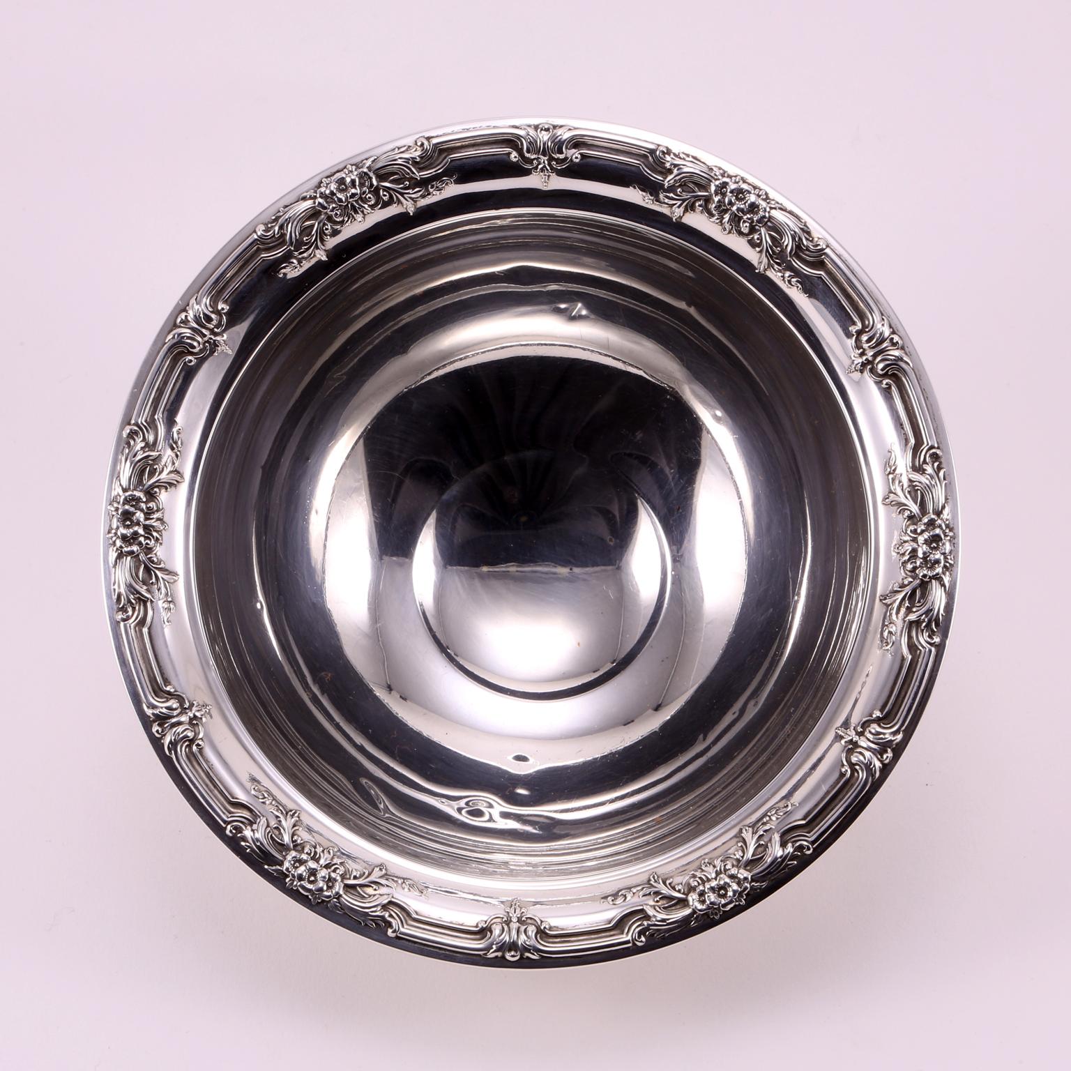 19th Century Silver Bowl Decorated with Flowers and Branches (Spätes 19. Jahrhundert) im Angebot