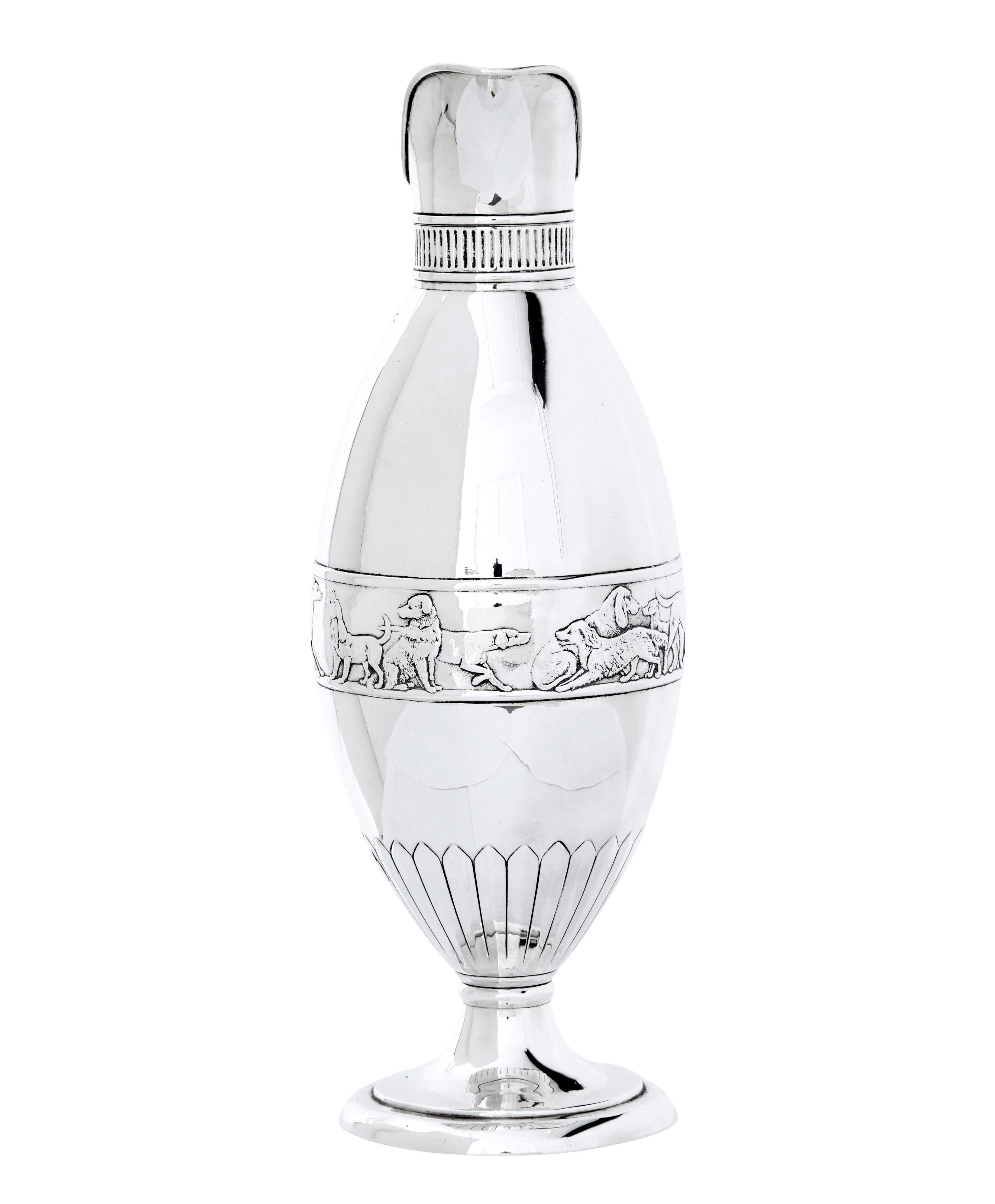 Brocca in argento del XIX secolo di Frederick Elkington, circa 1878.

In argento sterling e del peso di 17 once troy, con timbro Birmingham, data 1878 e timbro del produttore.

Il fregio è applicato e sbalzato e cesellato con cani di diverse razze