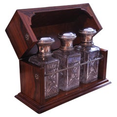 Decanter in vetro tagliato d'argento del XIX secolo custoditi in un tantalio in palissandro e amboyna