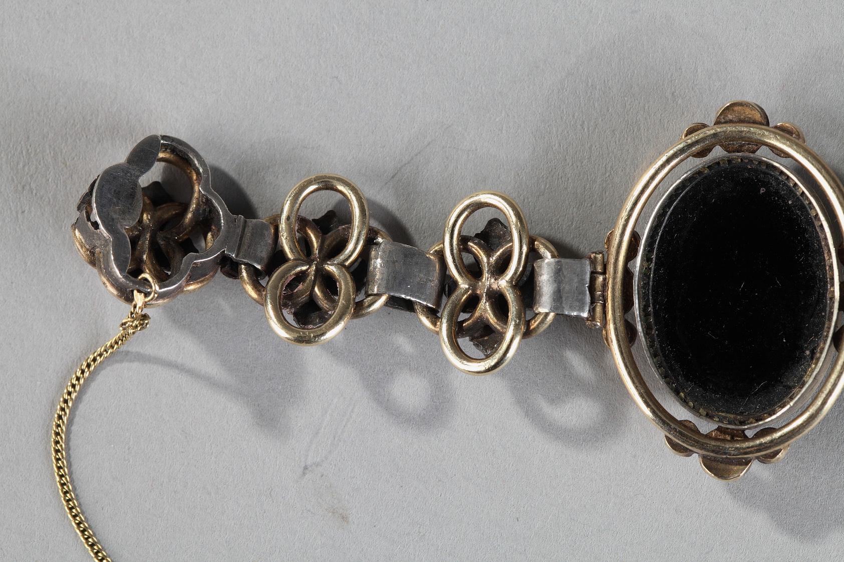 Bracelet en argent doré du XIXe siècle avec médaillons en micro-mosaïque en vente 3