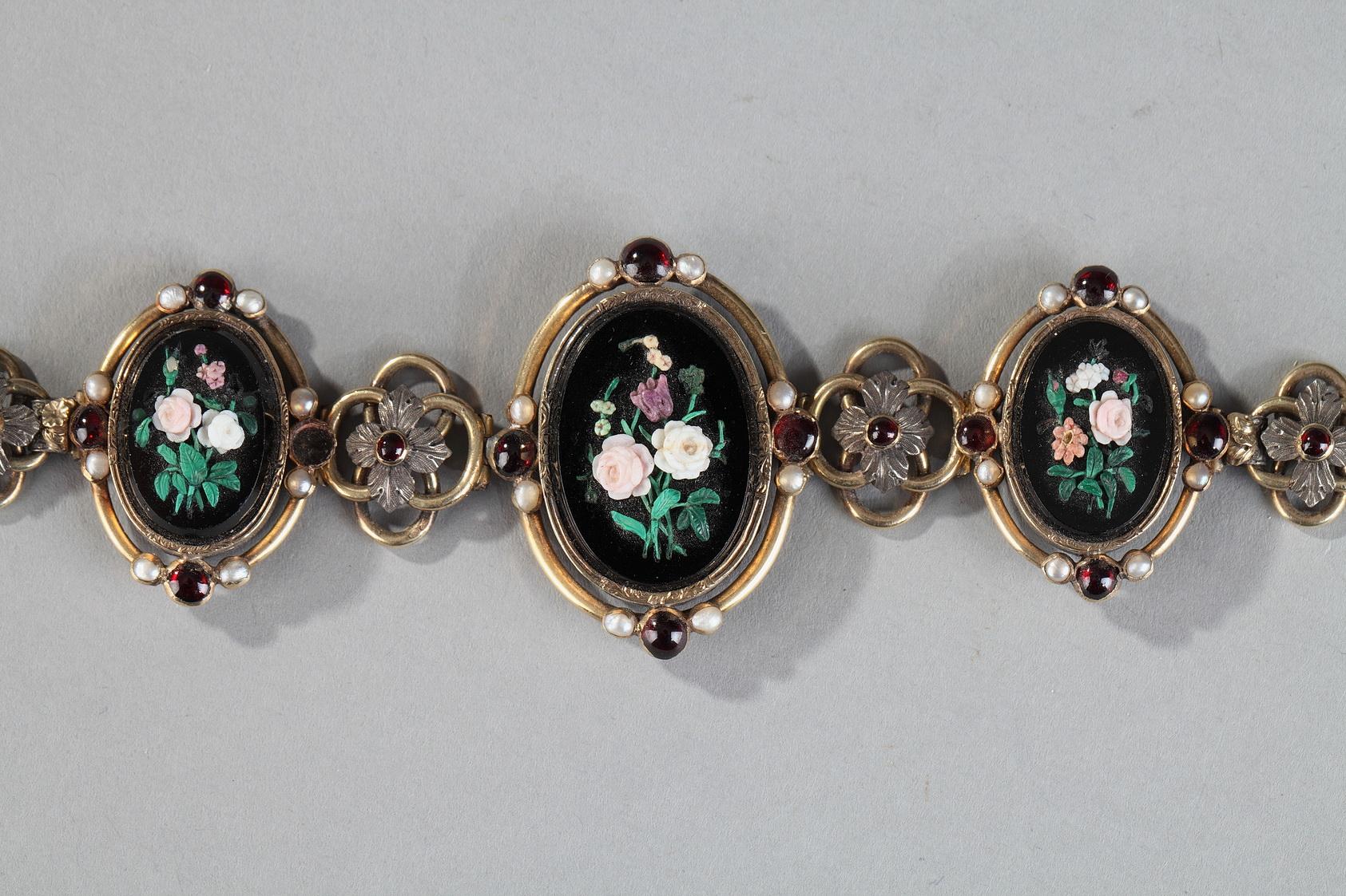 Doré Bracelet en argent doré du XIXe siècle avec médaillons en micro-mosaïque en vente
