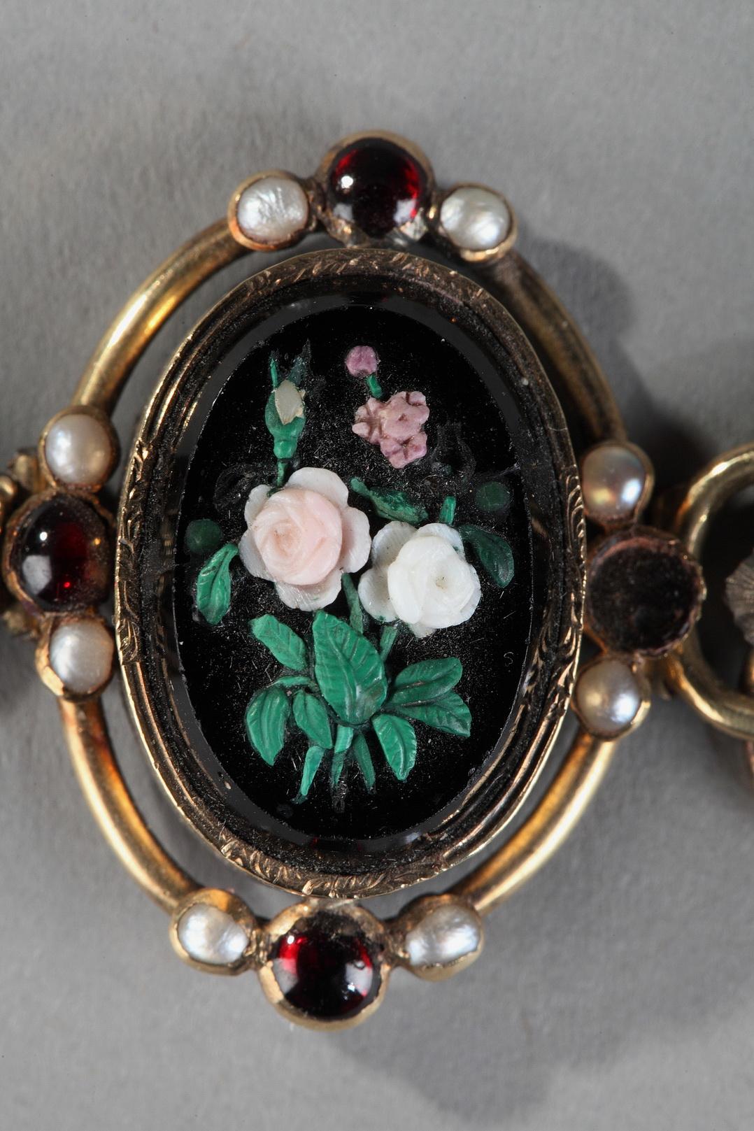 Onyx Bracelet en argent doré du XIXe siècle avec médaillons en micro-mosaïque en vente