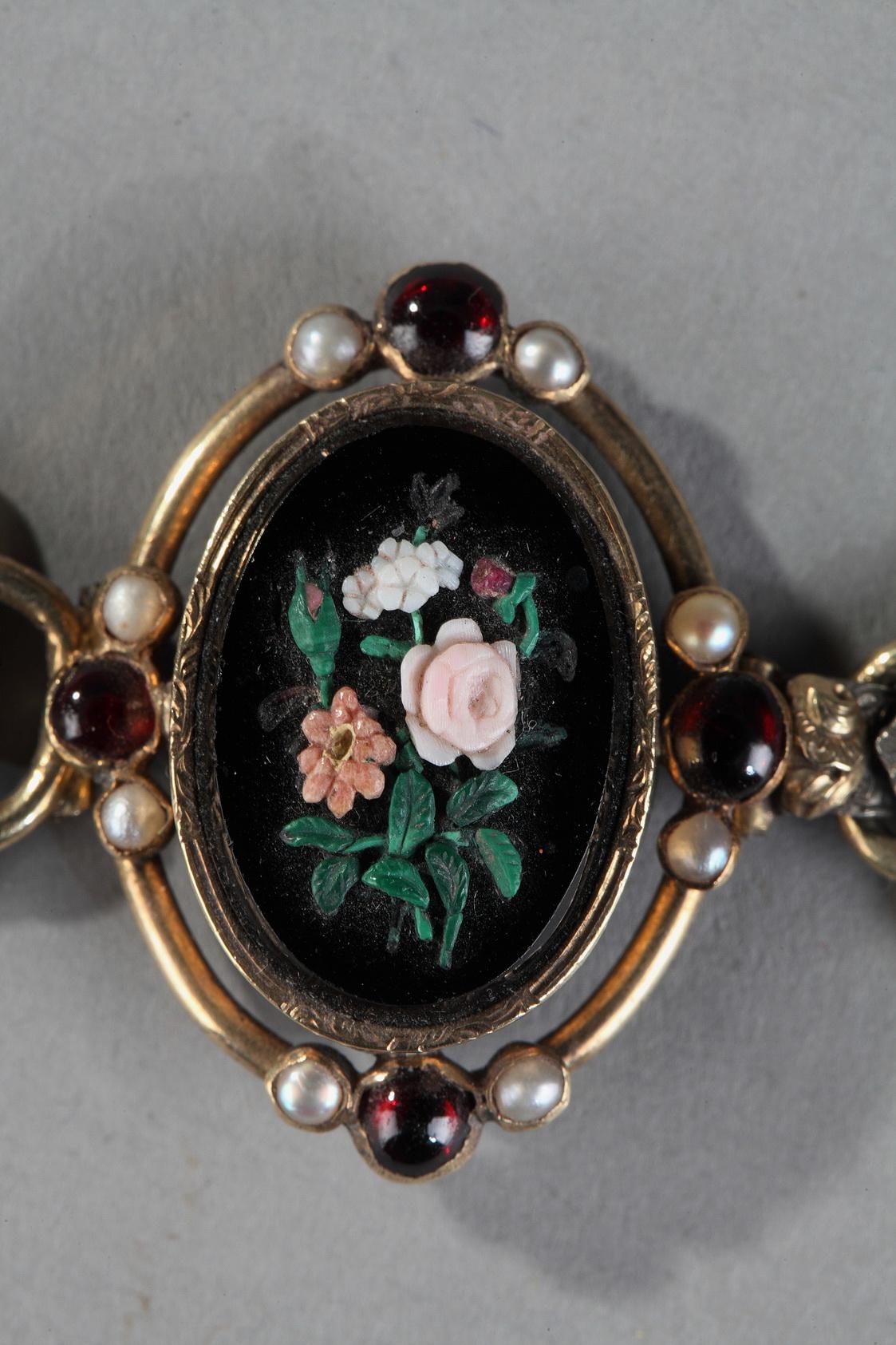 Bracelet en argent doré du XIXe siècle avec médaillons en micro-mosaïque en vente 1