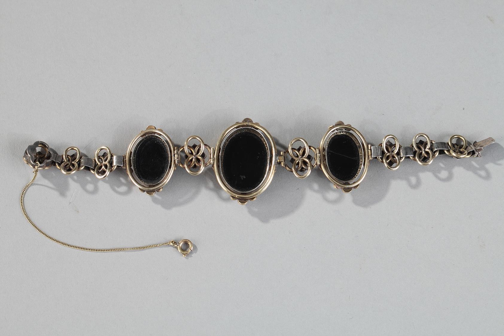 Bracelet en argent doré du XIXe siècle avec médaillons en micro-mosaïque en vente 2