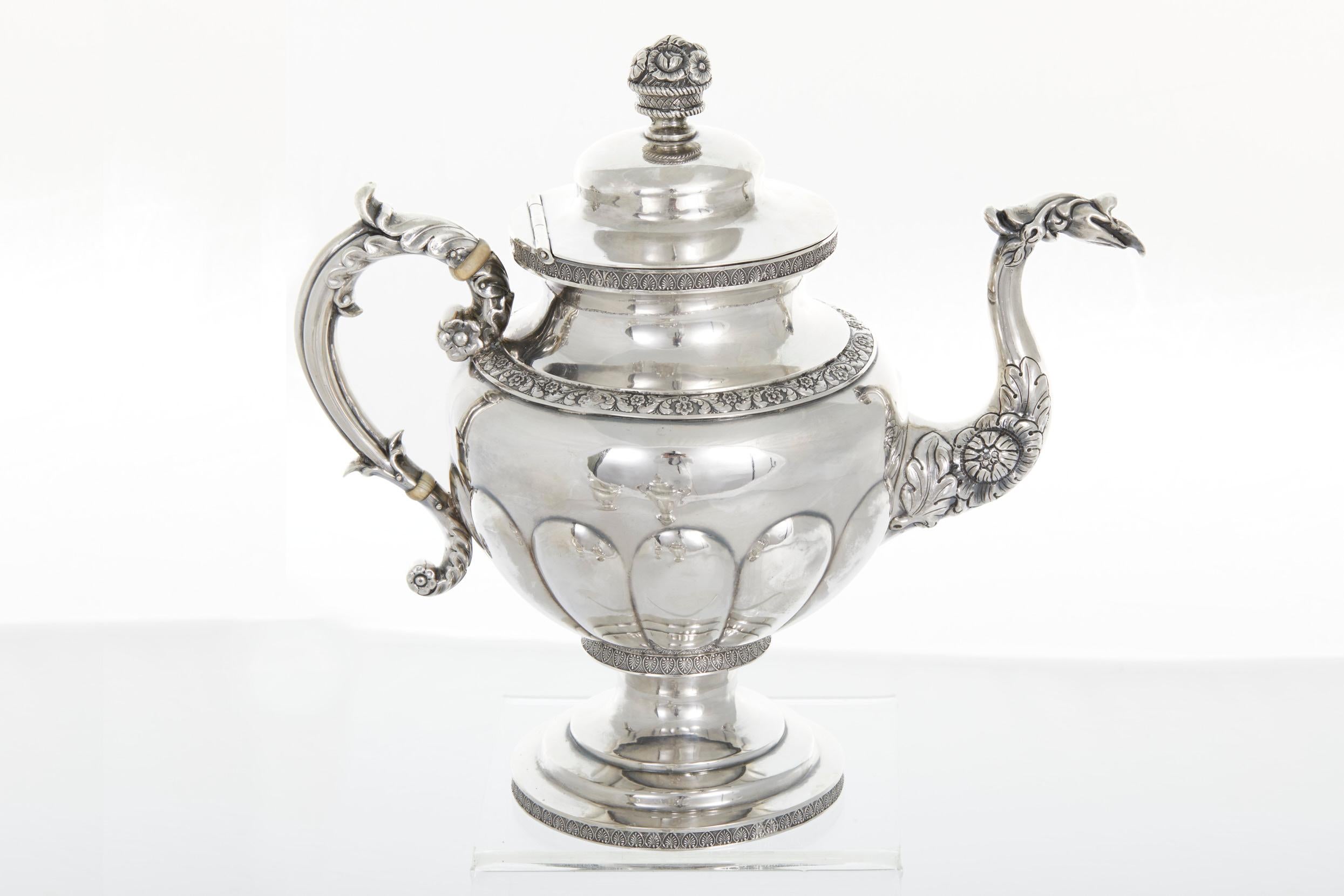 19. Jahrhundert Silbernes handgeschmiedetes Tee-/Kaffeeservice (Handgeschnitzt) im Angebot