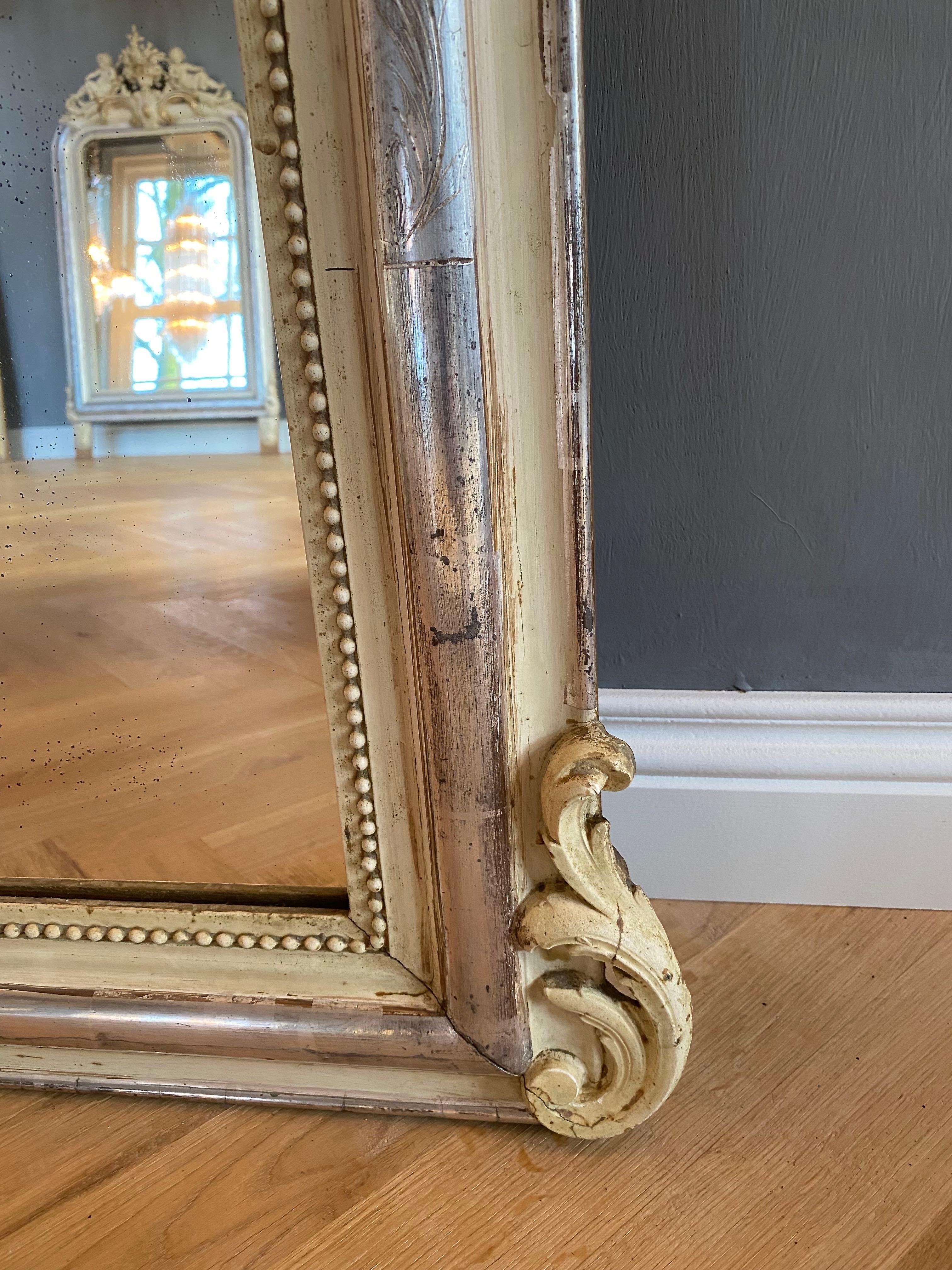 19th century silver leaf gilt French mirror with a crest For Sale 3