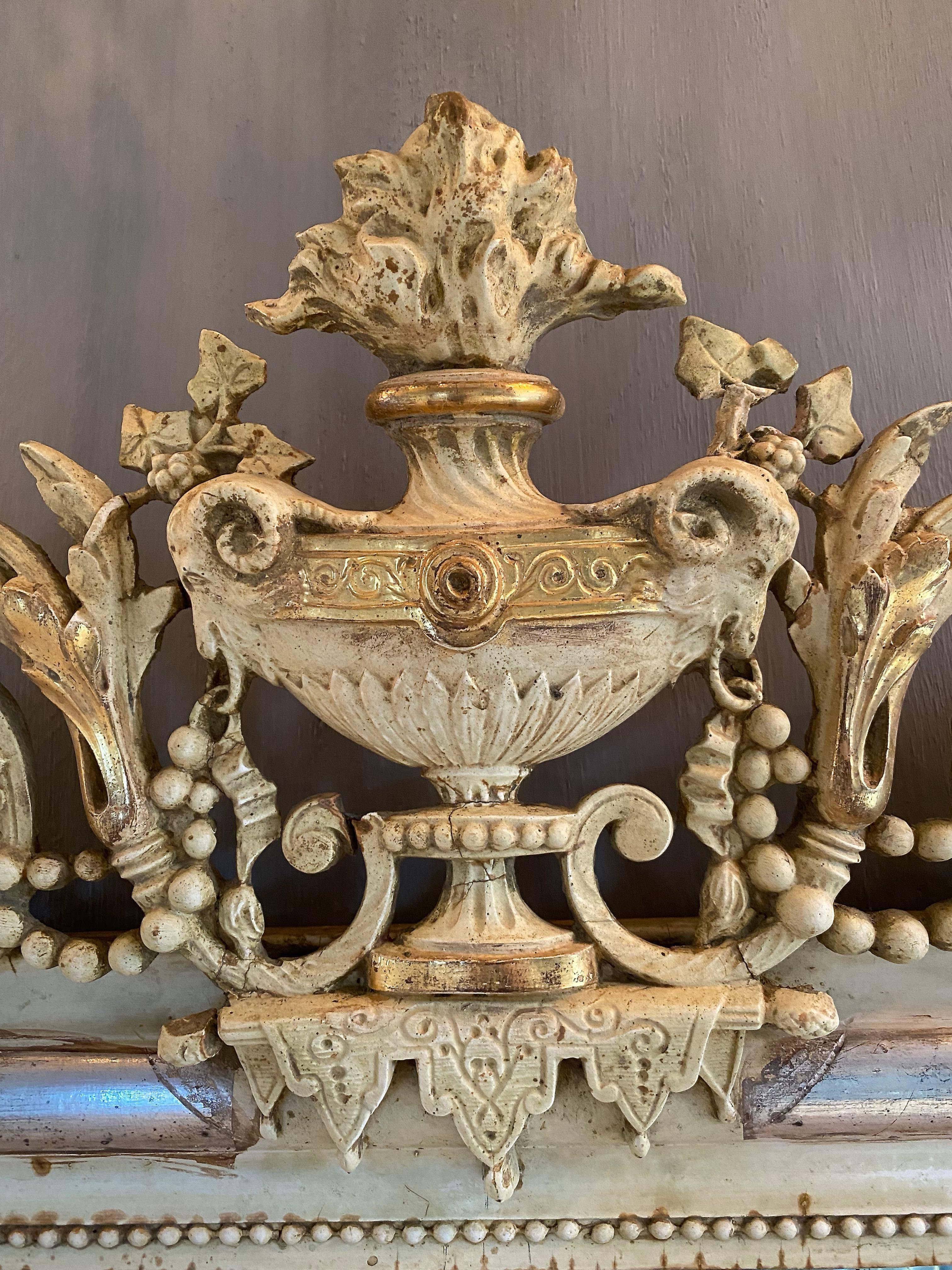 Miroir français du 19e siècle, doré à la feuille d'argent et à l'écusson en vente 3