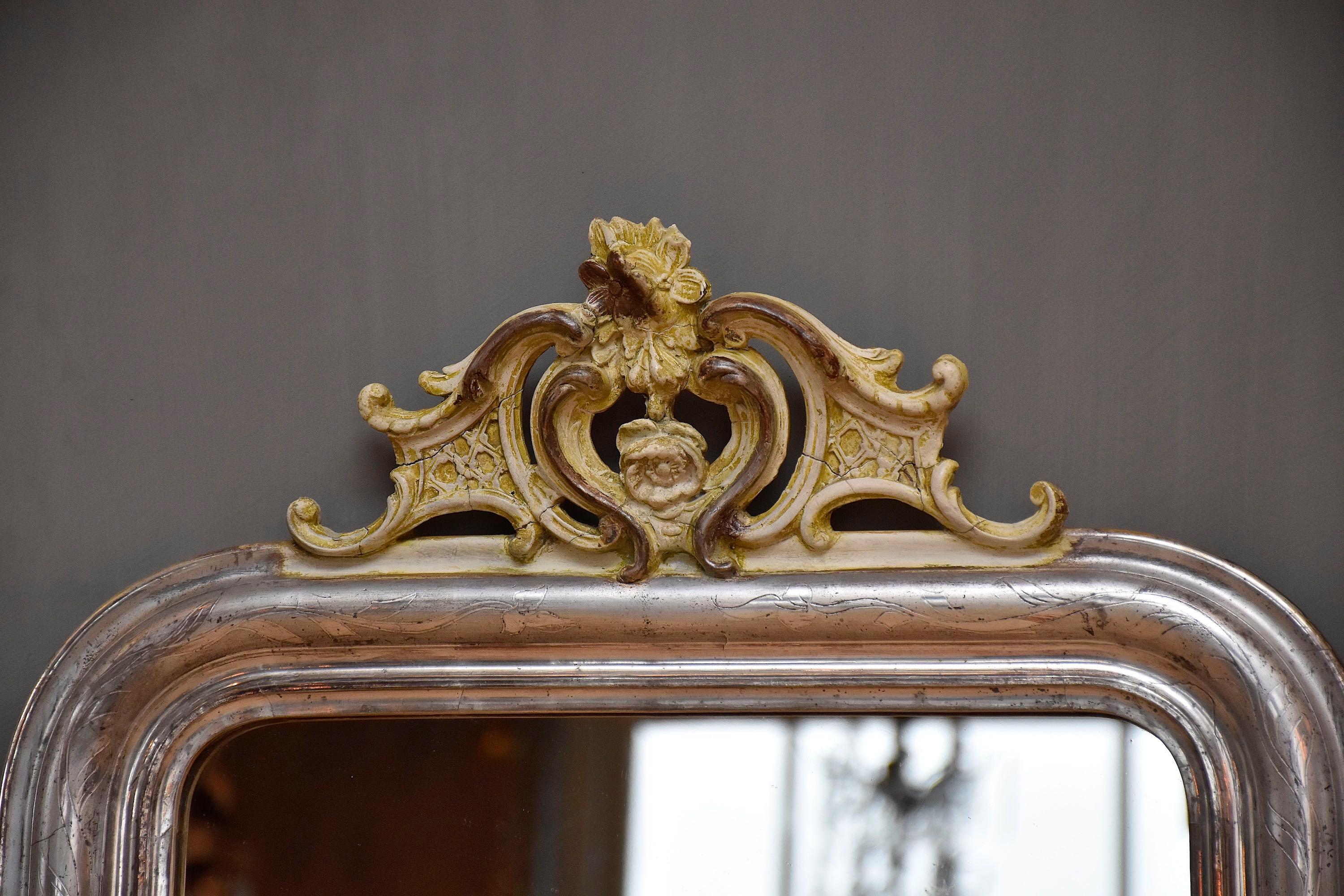 Un beau miroir français Louis-Philippe avec une jolie crête décorative.
Le cadre est doré à la feuille d'argent et gravé de fleurs et de feuilles.
Le verre est d'origine, antique.
Le miroir a un dos en bois d'origine.
Ce miroir est en très bon état !