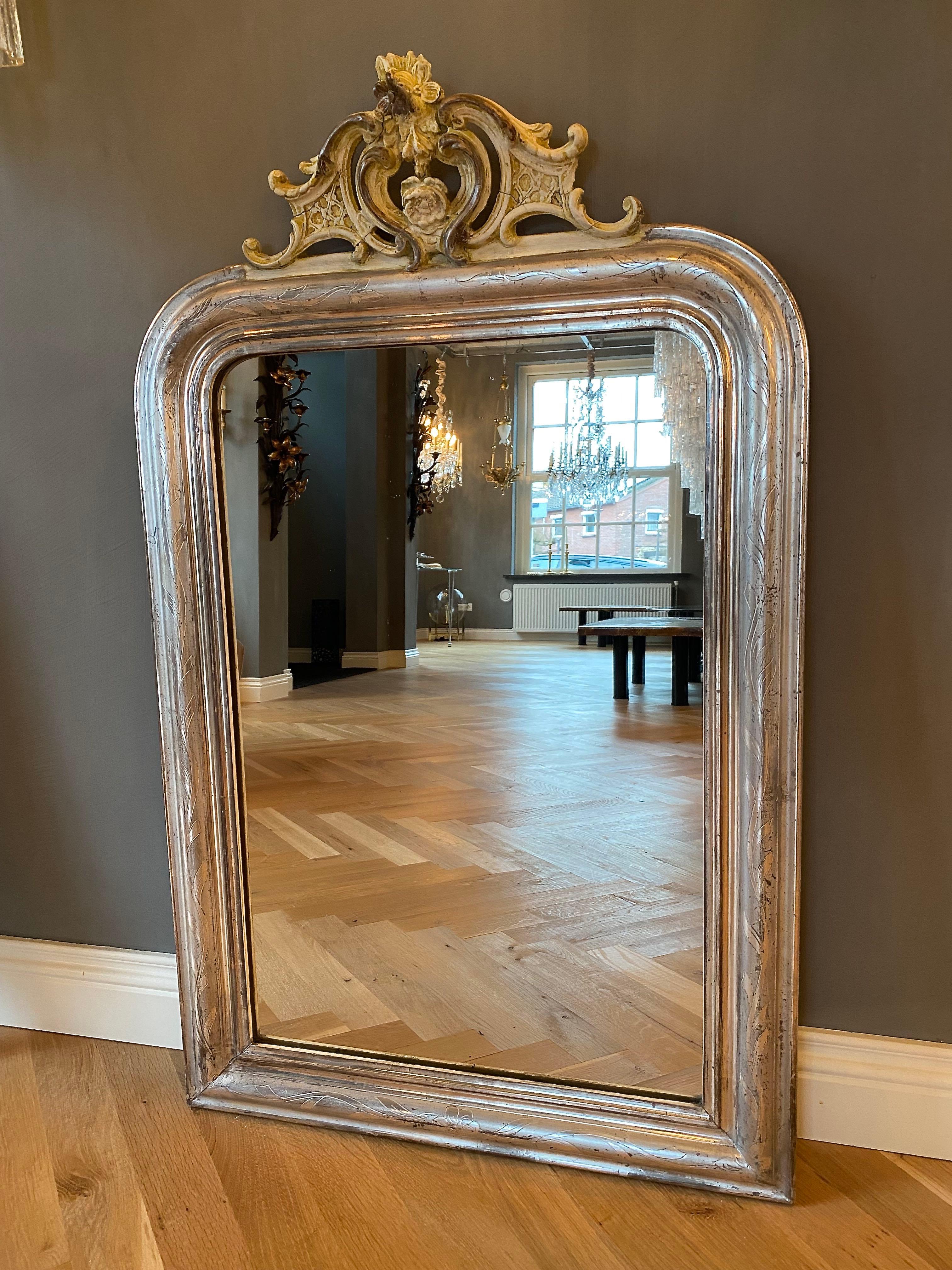 19th century silver leaf gilt French mirror with a crest For Sale 1