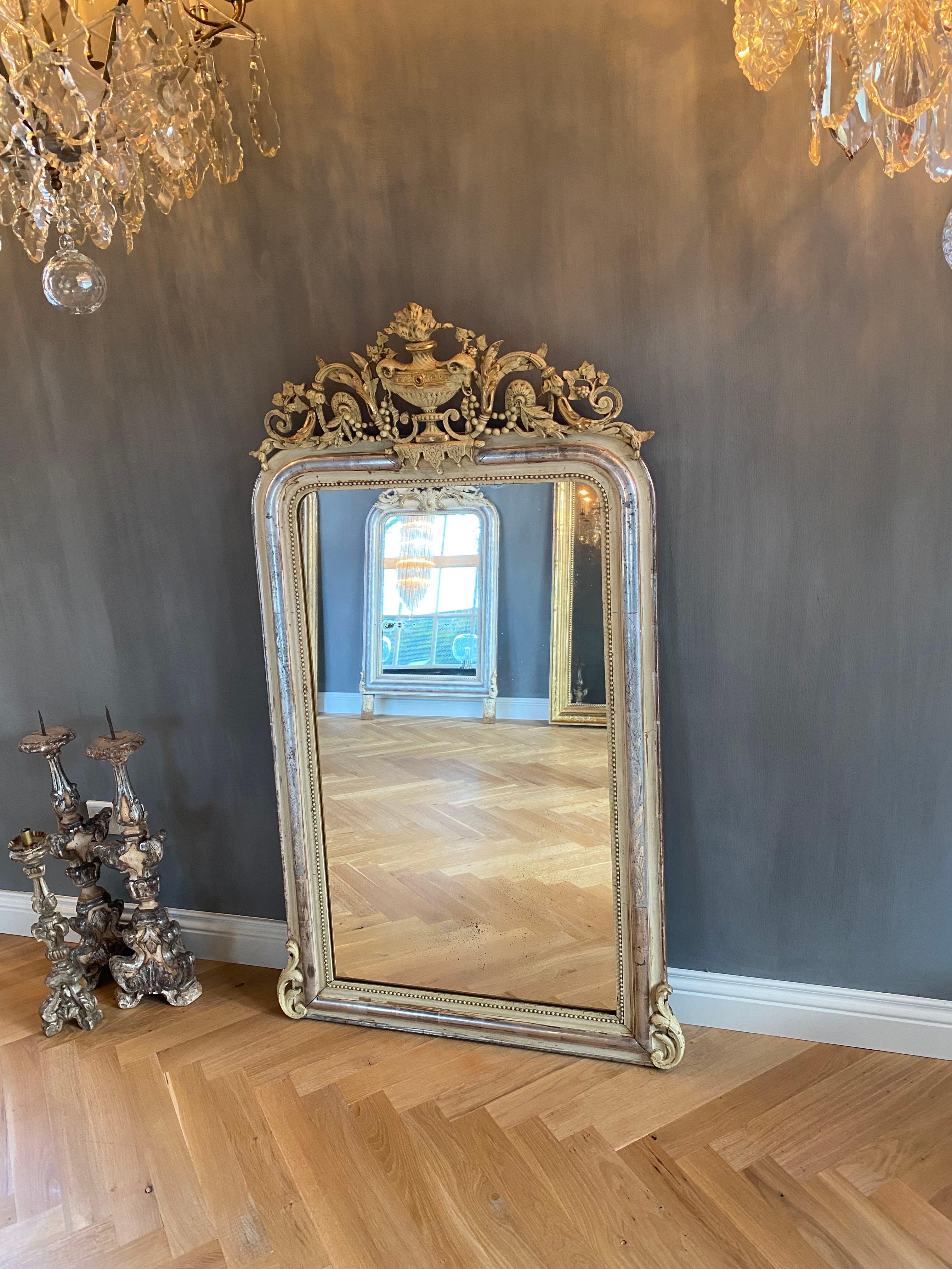 19th century silver leaf gilt French mirror with a crest For Sale 1