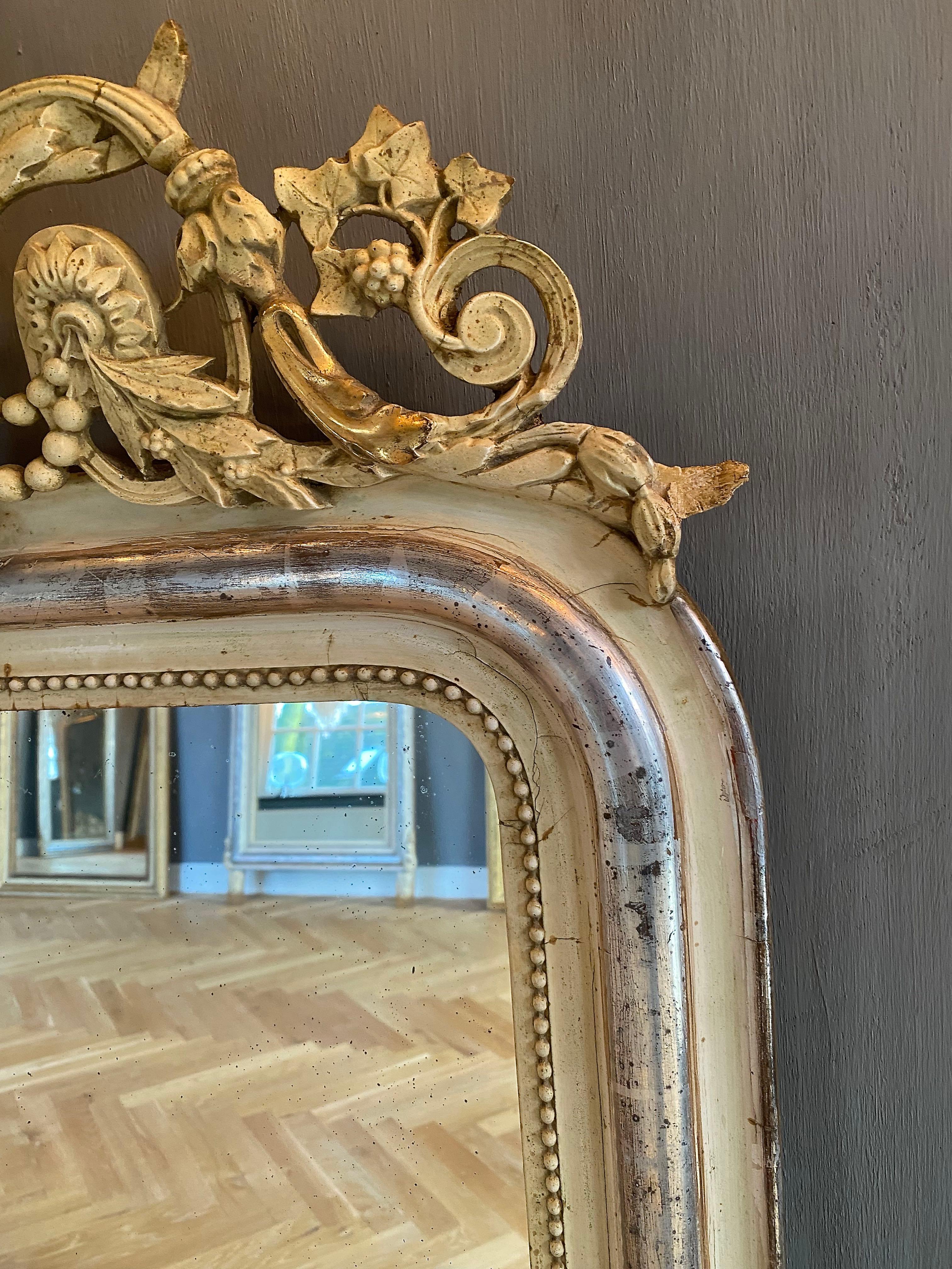 19th century silver leaf gilt French mirror with a crest For Sale 2
