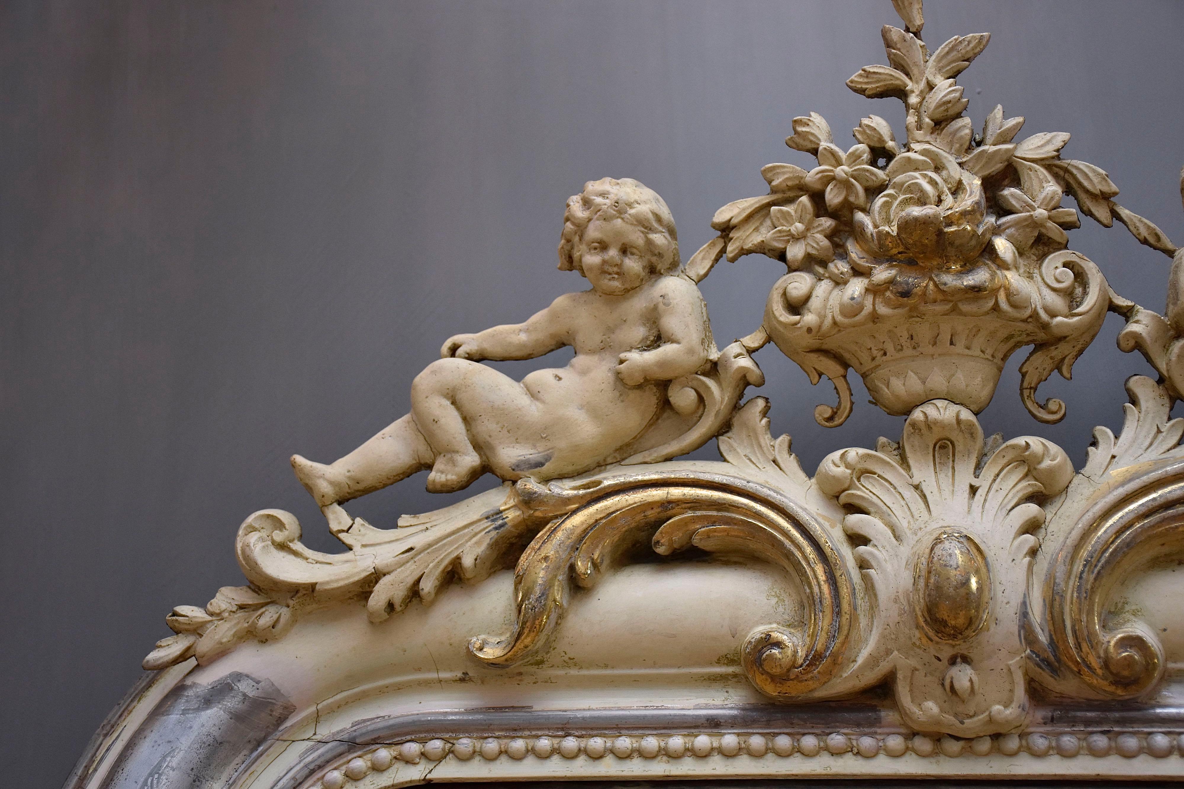 19th century silver leaf gilt mirror Louis Philipe with putti For Sale 1