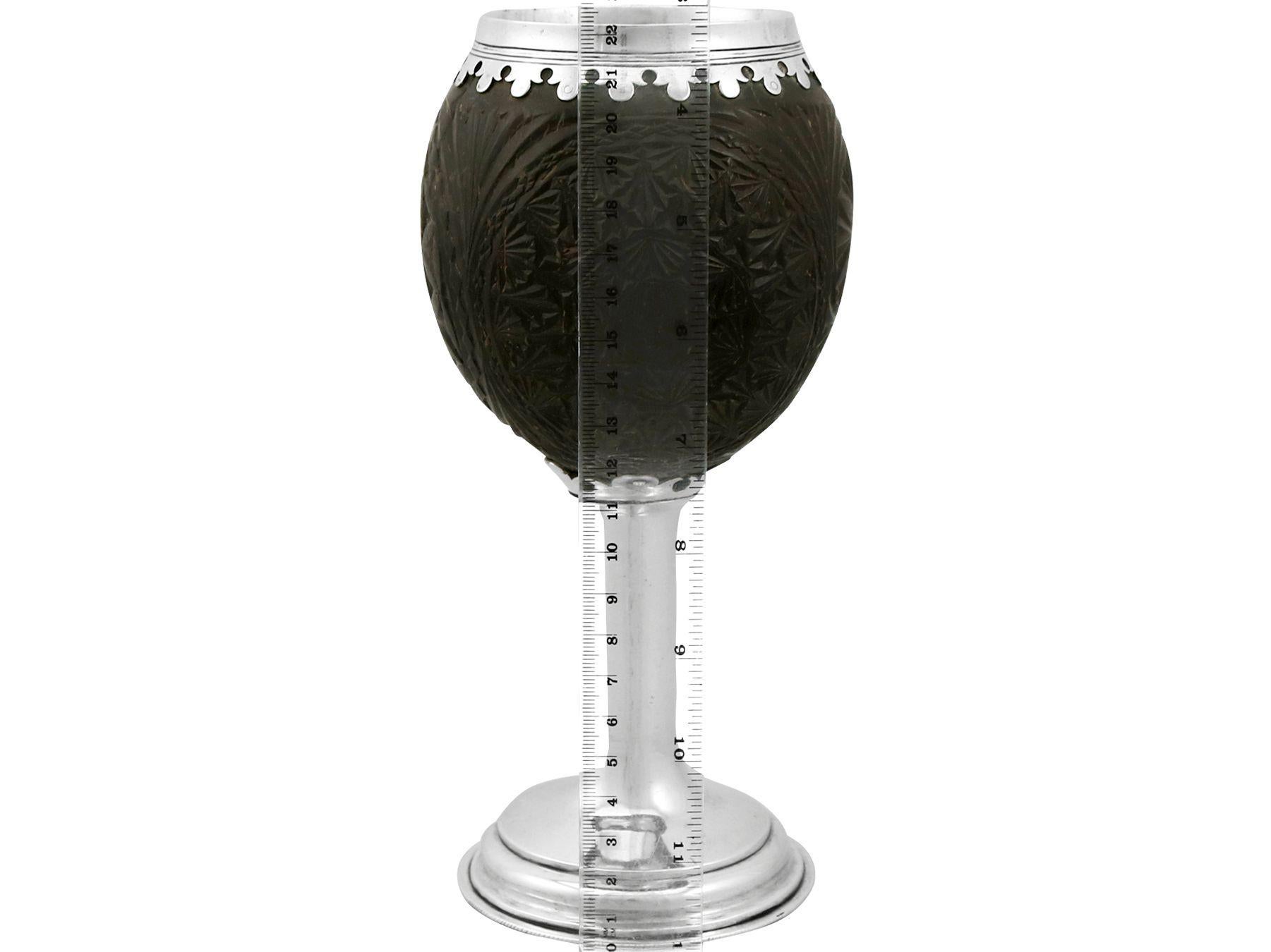 Coupe de noix de coco du 19e siècle montée en argent en vente 3