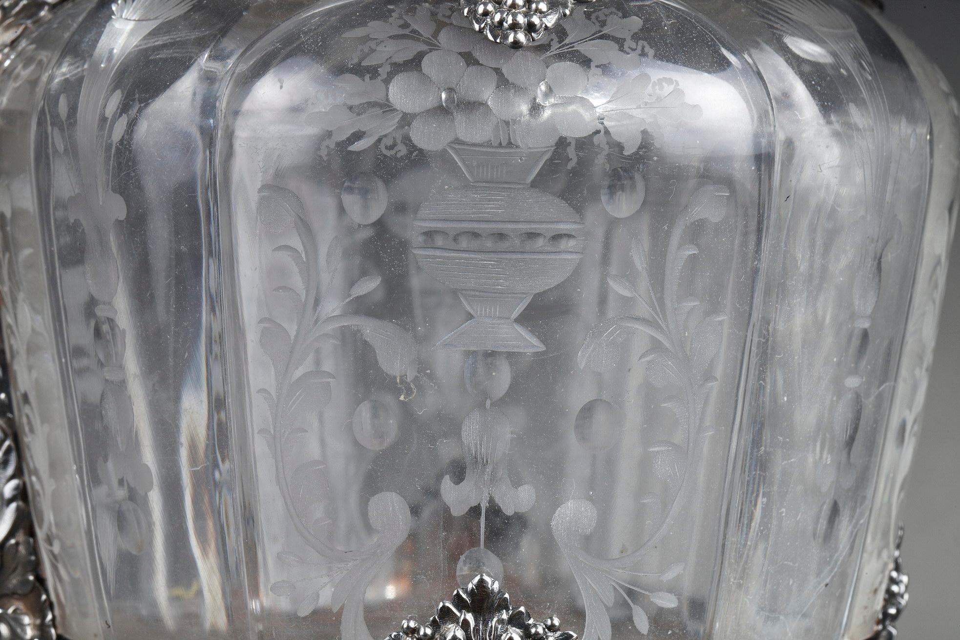 Par de aguamaniles de plata del siglo XIX y cristal grabado en venta 3