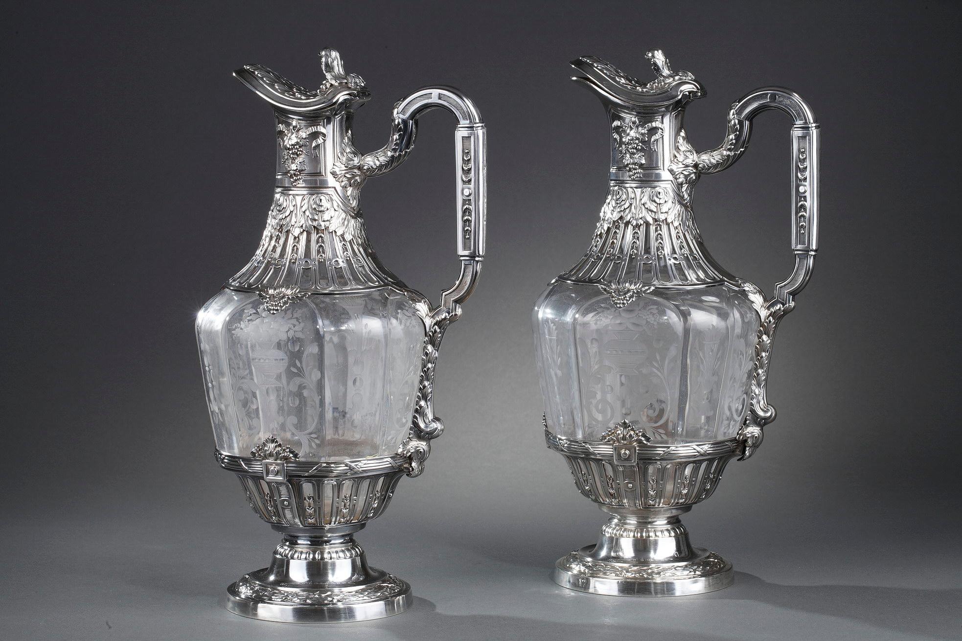 Pair of crystal ewer and silver mounted. The crystal is engraved with floral baskets or baskets of flowers. The top of the ewers is finely chiseled with floral motifs and grapefruit. The beak is closed by a lid whose grip is decorated with a floral