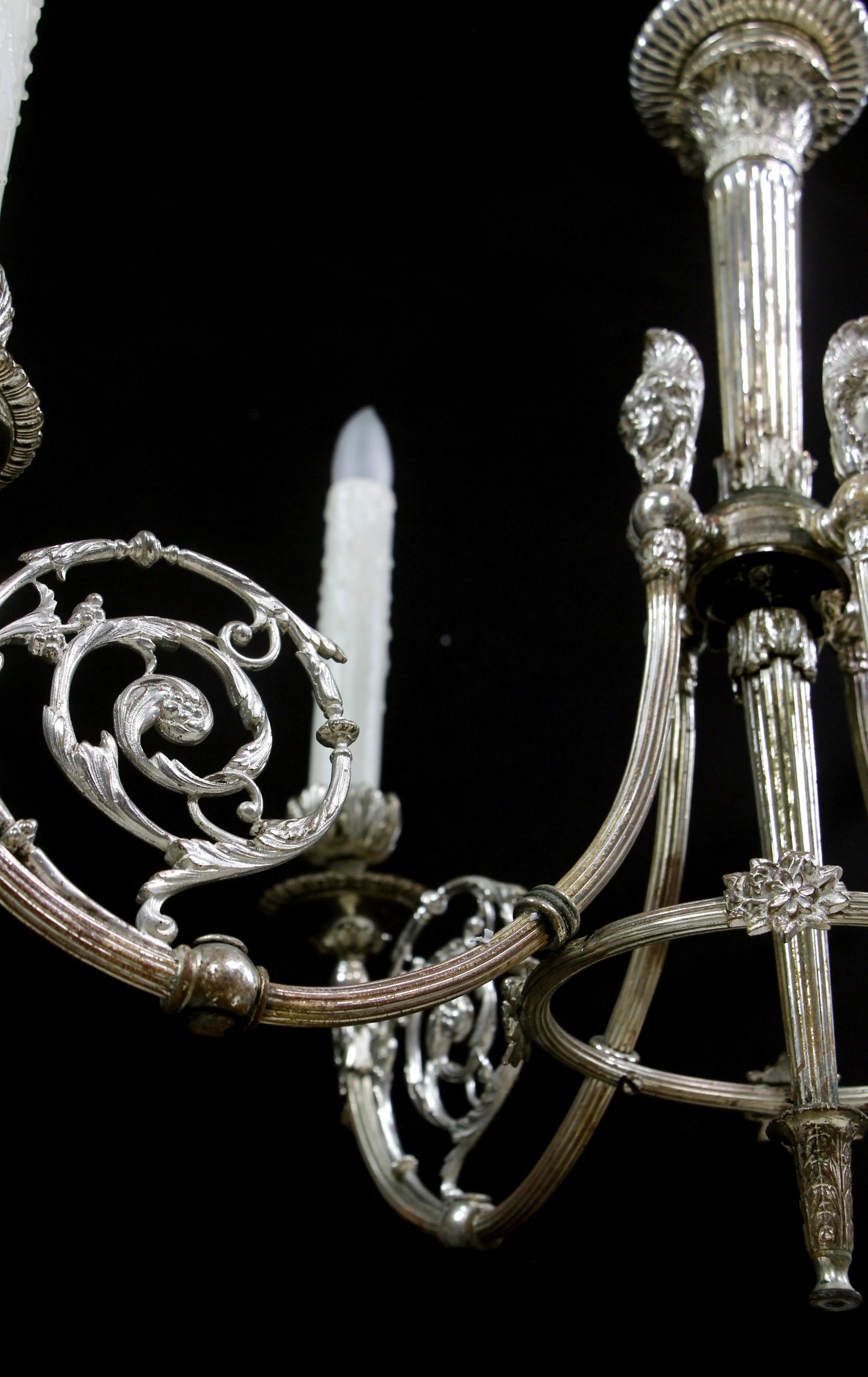 Lampadario a 4 bracci con testa di donna in ottone argentato del 19° secolo in vendita 1