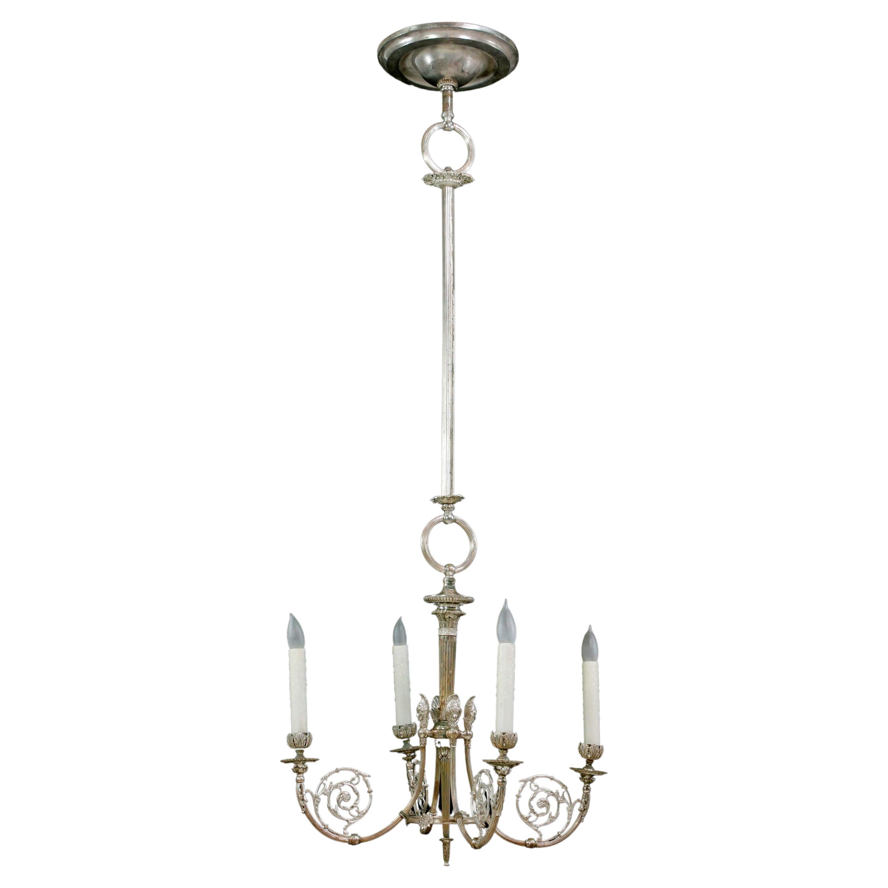 Lampadario a 4 bracci con testa di donna in ottone argentato del 19° secolo