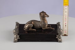 Figura di levriero in metallo fuso placcato argento del XIX secolo su base in legno ebanizzato