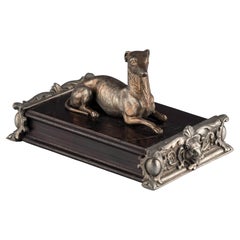 Figura di levriero in metallo fuso placcato argento del XIX secolo su base in legno ebanizzato