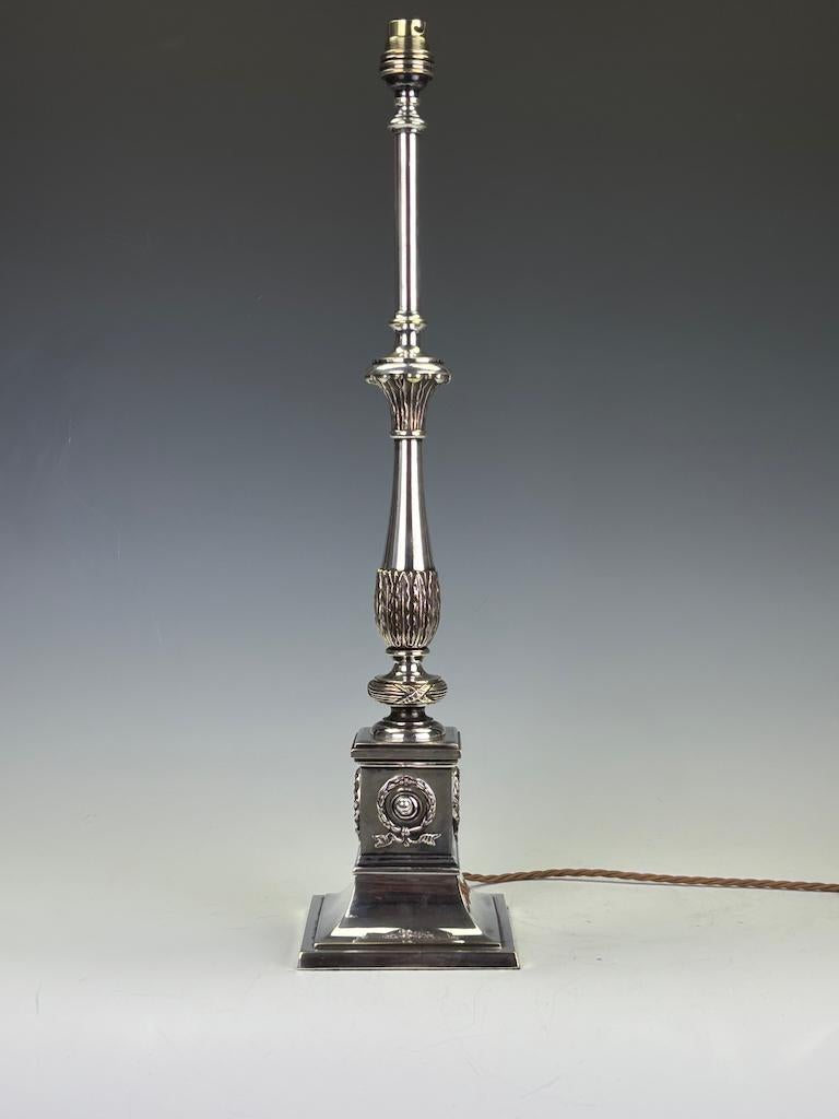 Lampe de table à colonne corinthienne du 19e siècle en argent plaqué - Interrupteur intégré d'origine, recâblé et fonctionnant parfaitement

Superbe exemple de l'artisanat de la fin du XIXe siècle, cette lampe de table à colonne corinthienne en