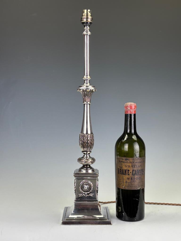 Britannique Lampe de table à colonne corinthienne du XIXe siècle, plaquée d'argent en vente