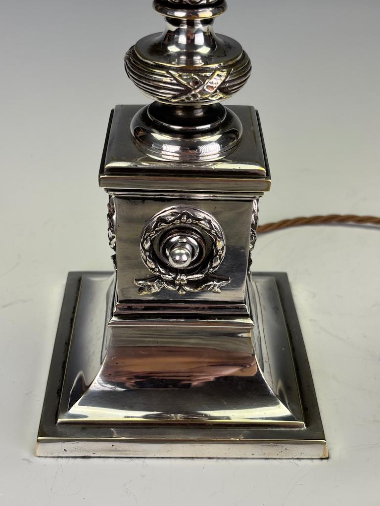 Lampe de table à colonne corinthienne du XIXe siècle, plaquée d'argent en vente 2