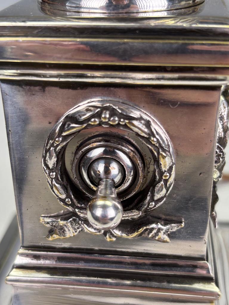 Lampe de table à colonne corinthienne du XIXe siècle, plaquée d'argent en vente 3
